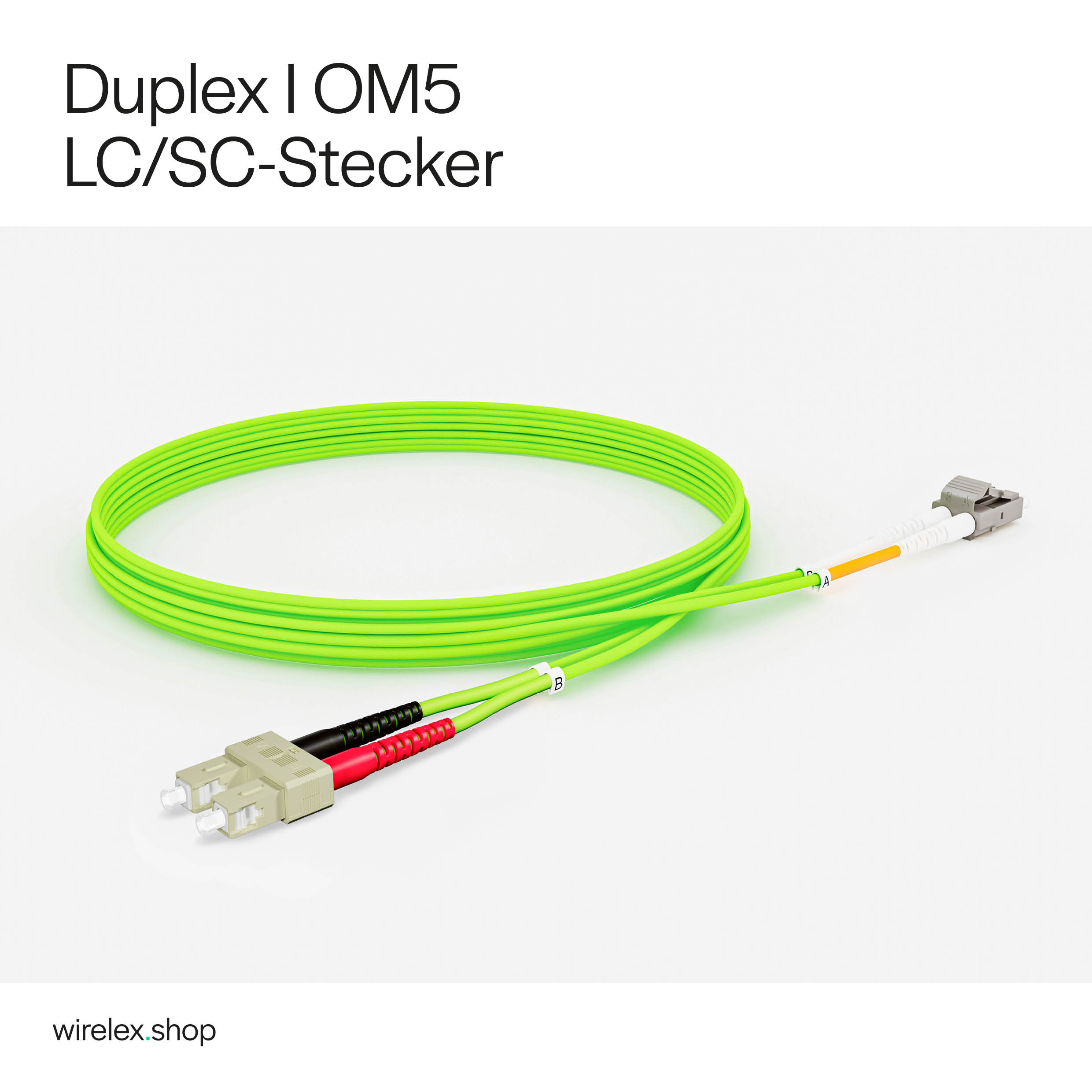 Grünes Kabel mit Steckern. Text: Duplex OM5 LC/SC-Stecker. Weißer Hintergrund.