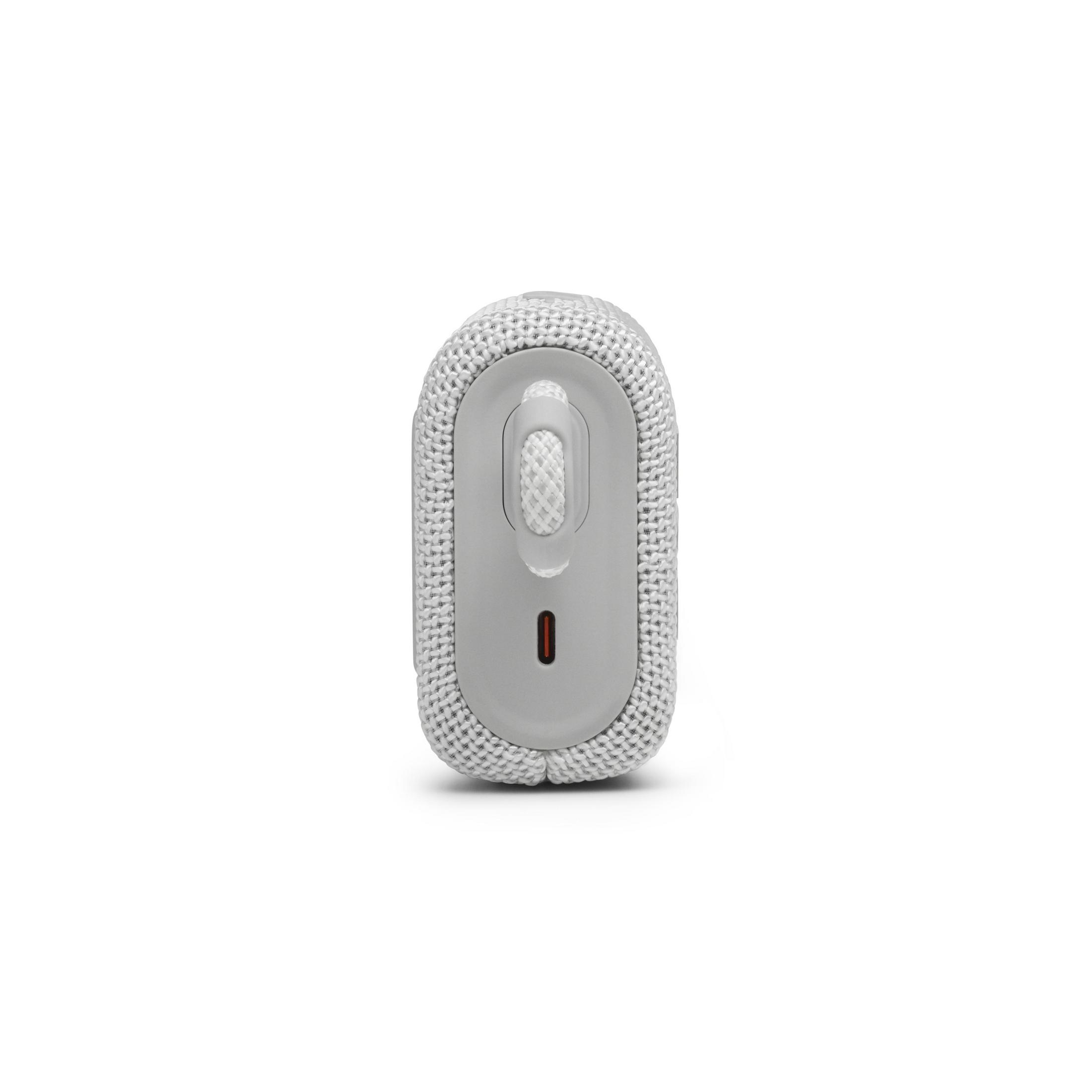 Altavoz blanco cubierto de tela con un panel de control gris en la parte superior.