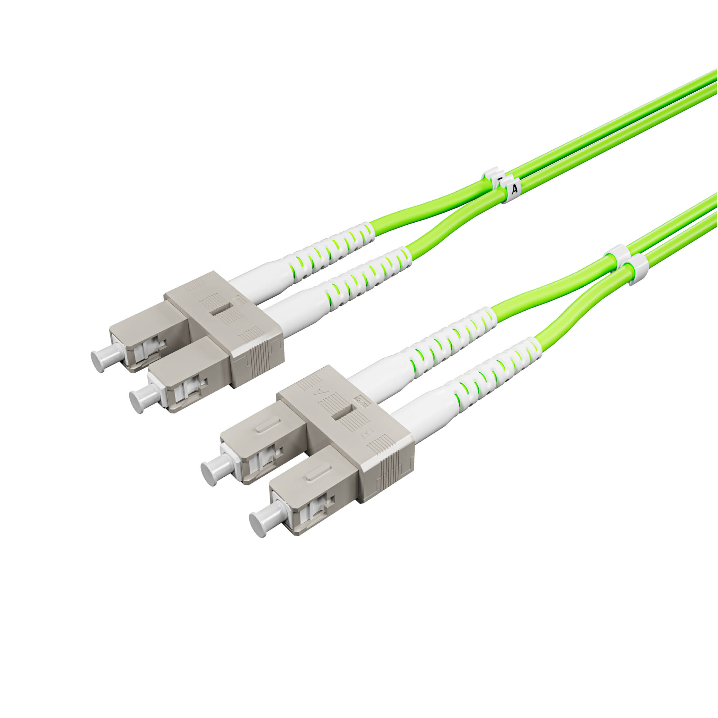Zwei grüne Glasfaserkabel mit grauen Steckern. Weißer Hintergrund. Die Kabel sind beschriftet.