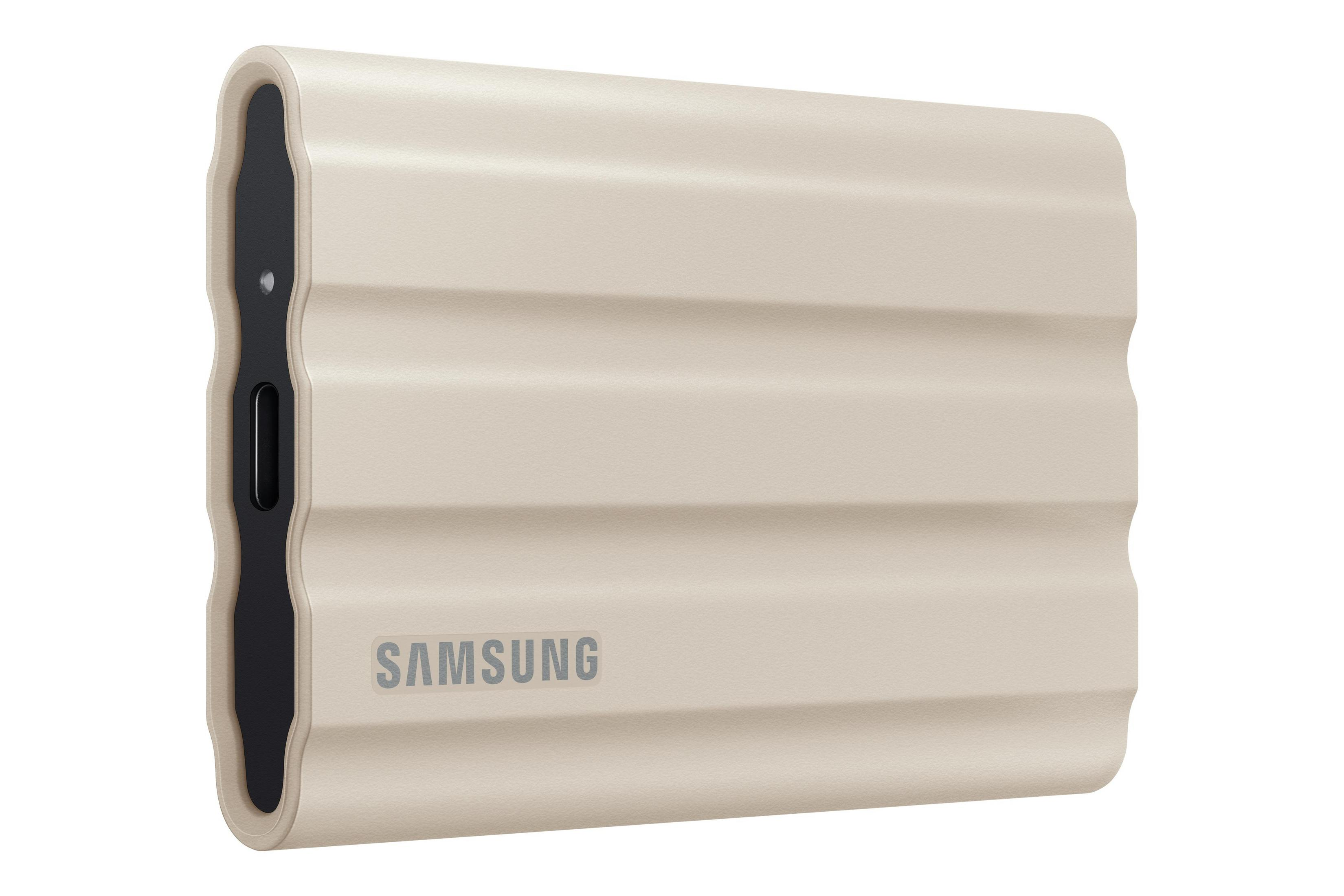 Beżowy przenośny dysk SSD Samsung. Dysk ma żebrowaną teksturę i port USB-C. Logo jest widoczne.