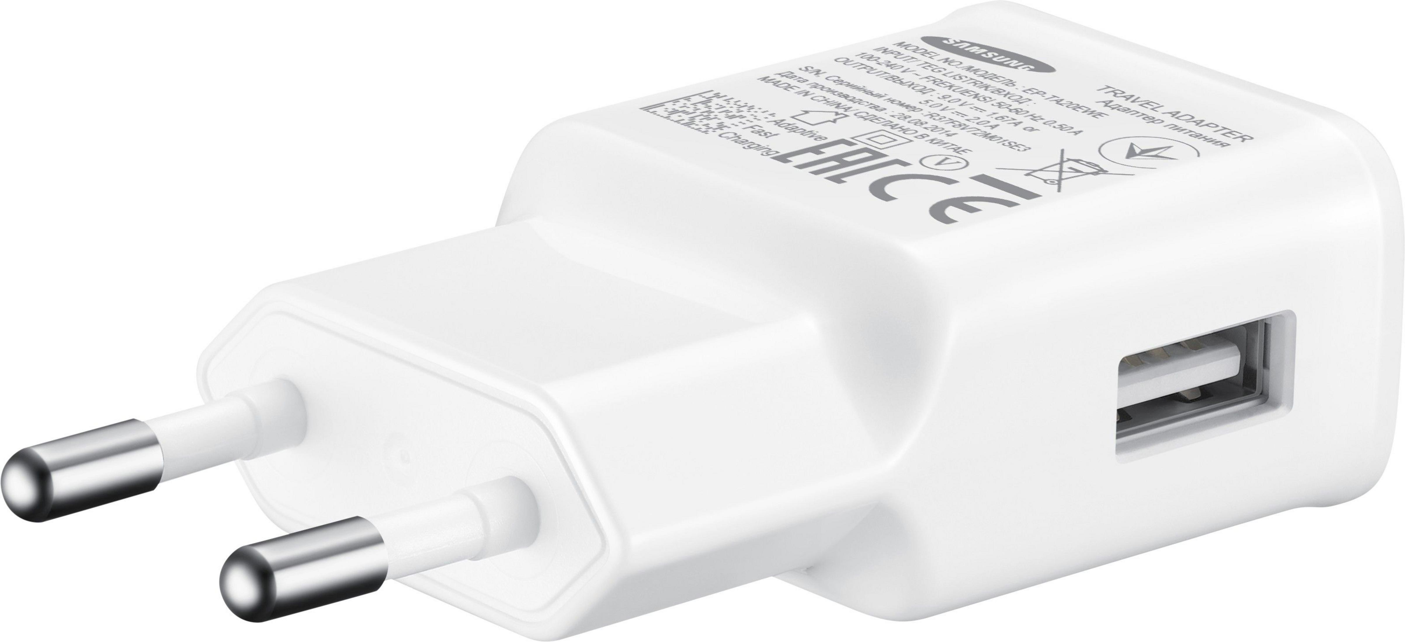 Witte Samsung-oplader met USB-poort en pinnen voor een stopcontact. Close-up.