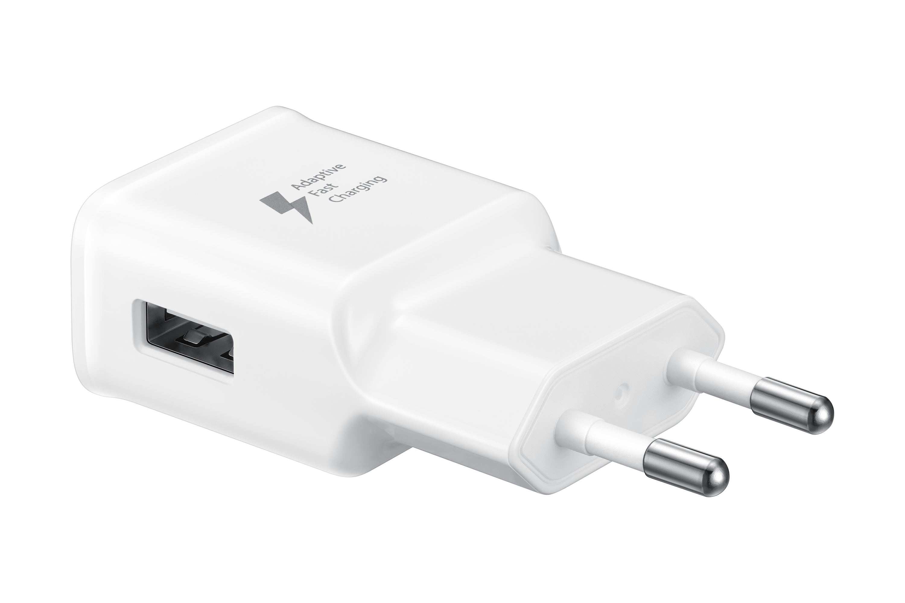 Een witte oplaadadapter met een USB-poort en twee zilveren pinnen.