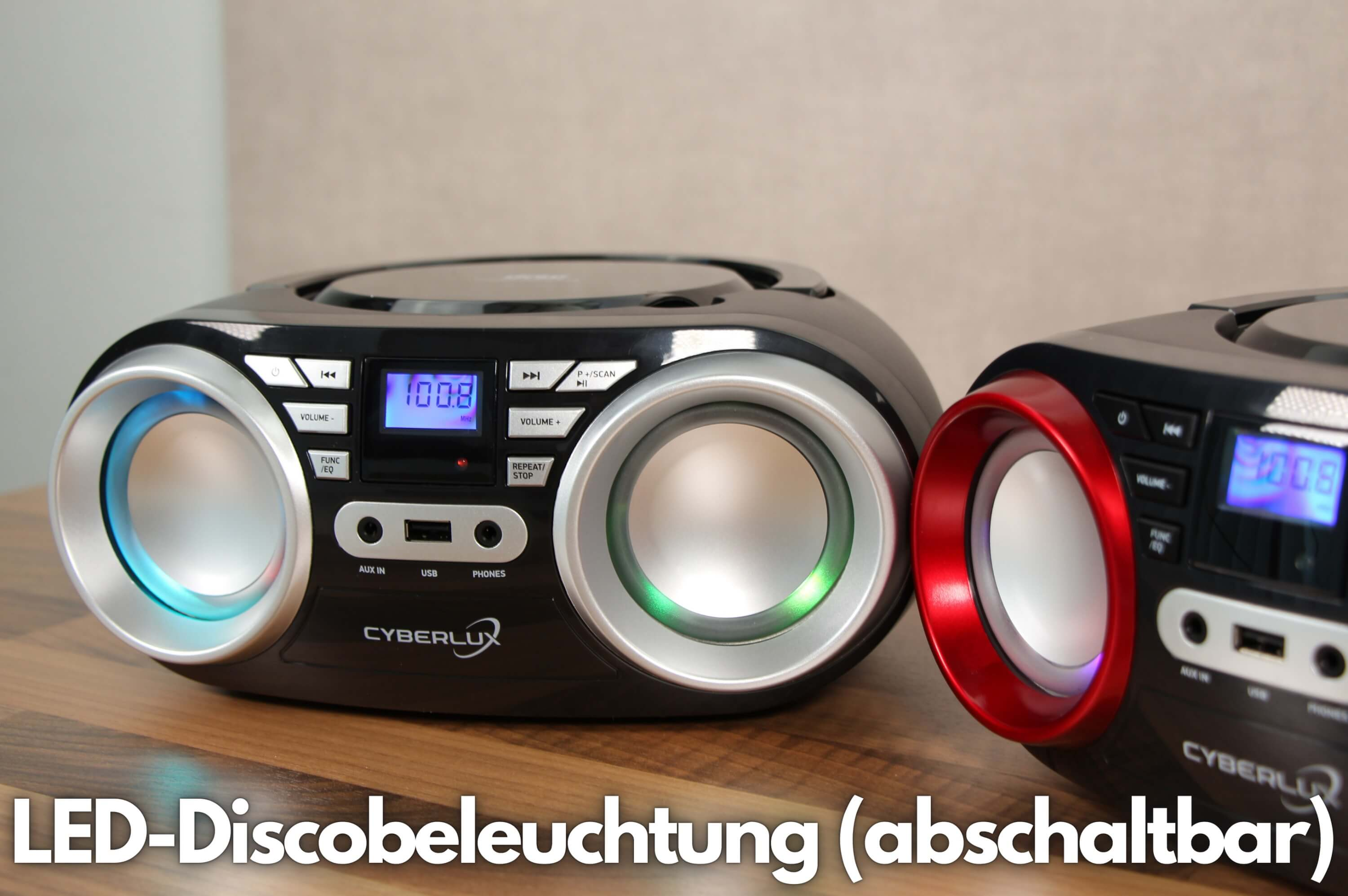 Zwei schwarze CD-Player mit Lautsprechern, einer mit blauen, der andere mit roten Akzenten.