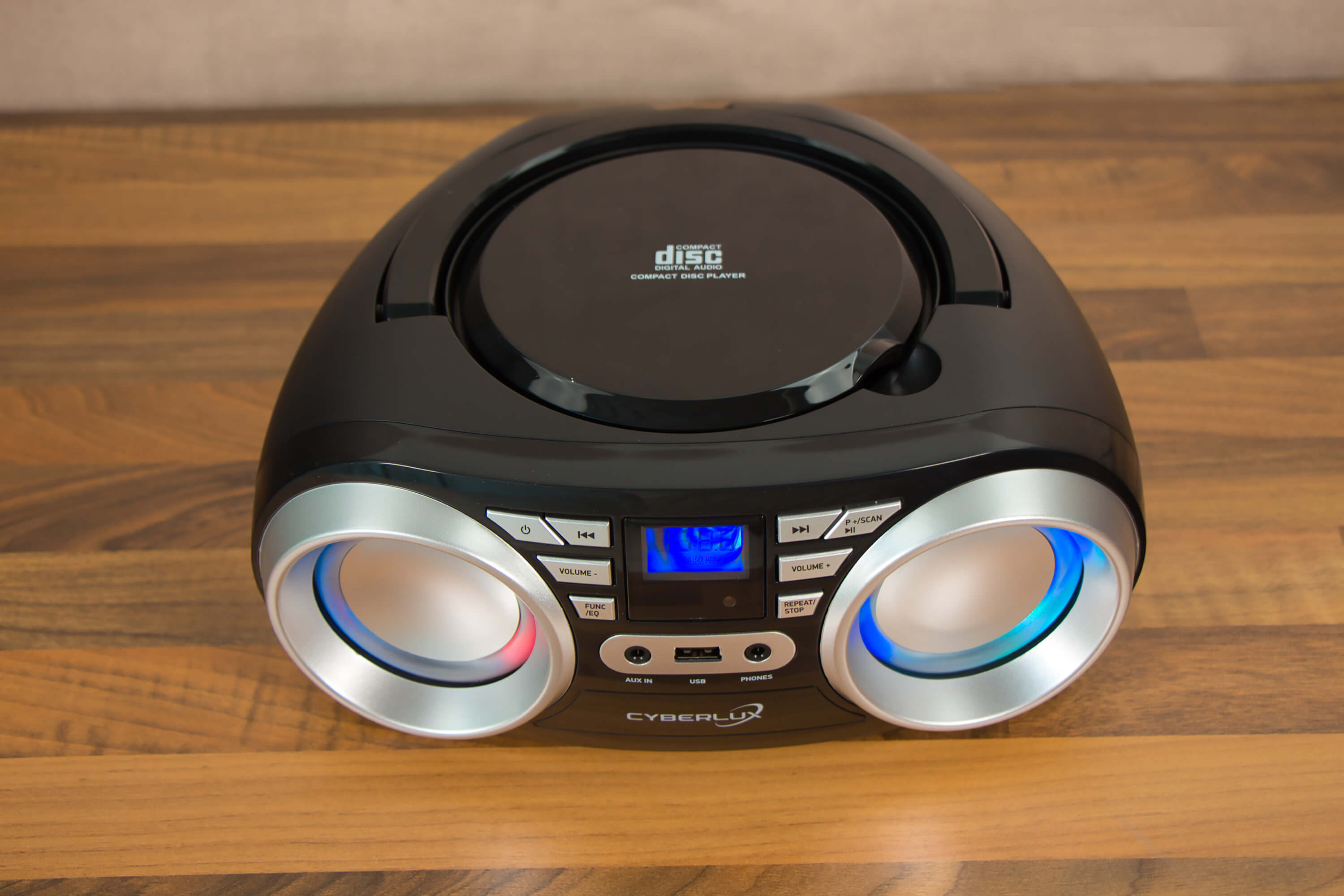 Schwarze Stereoanlage mit Lautsprechern auf jeder Seite. Die CD-Player-Tür ist offen.