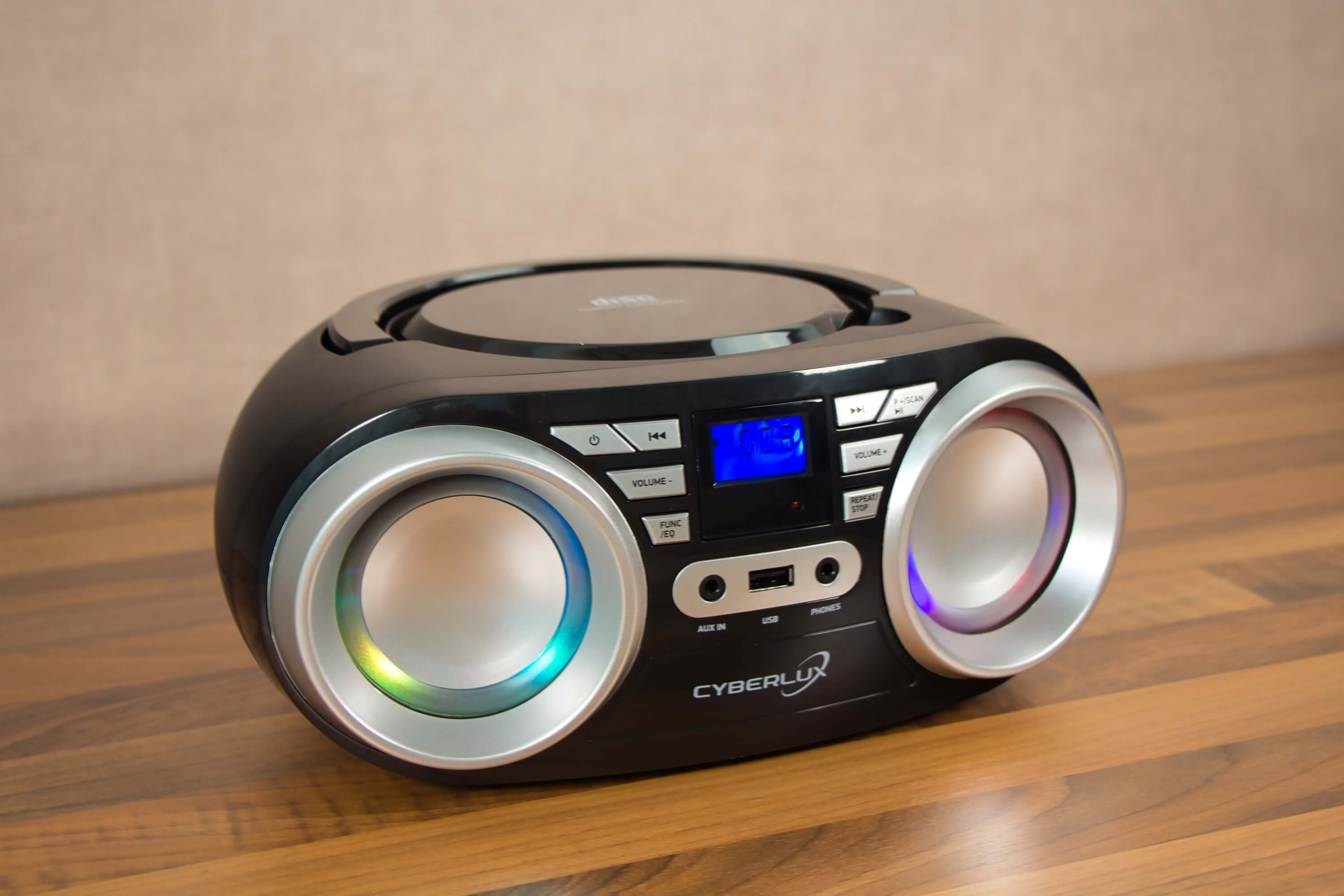 Schwarzer CD-Player mit Lautsprechern. Er hat Knöpfe und ein kleines blaues Display.