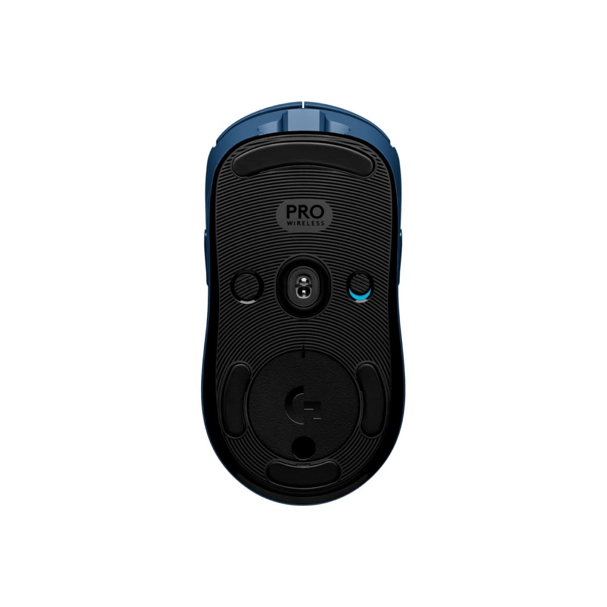 Widok od spodu niebieskiej myszy do gier bezprzewodowych. Czarne podkładki i 