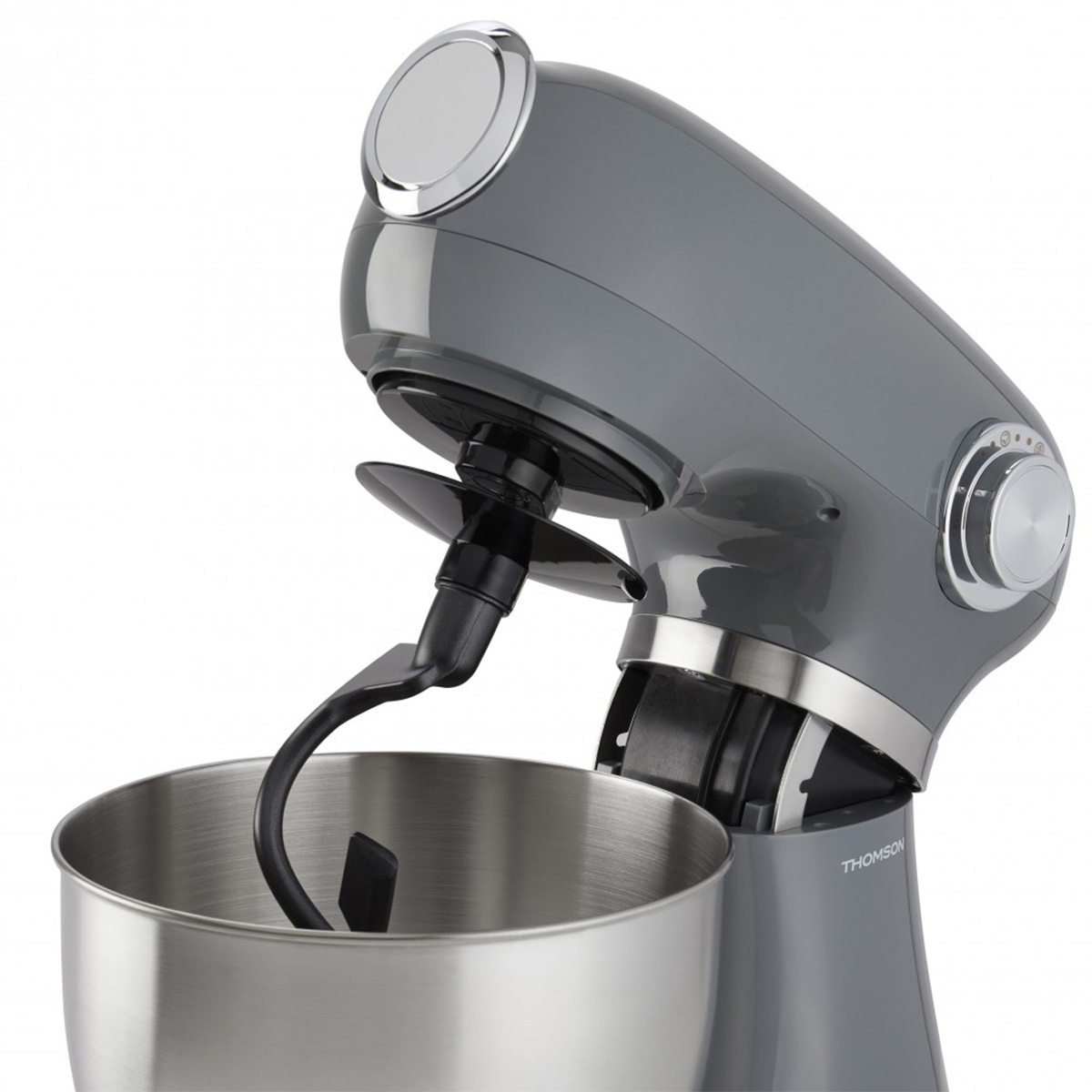 Batidora de cocina gris con bol plateado, primer plano, marca THOMSON.