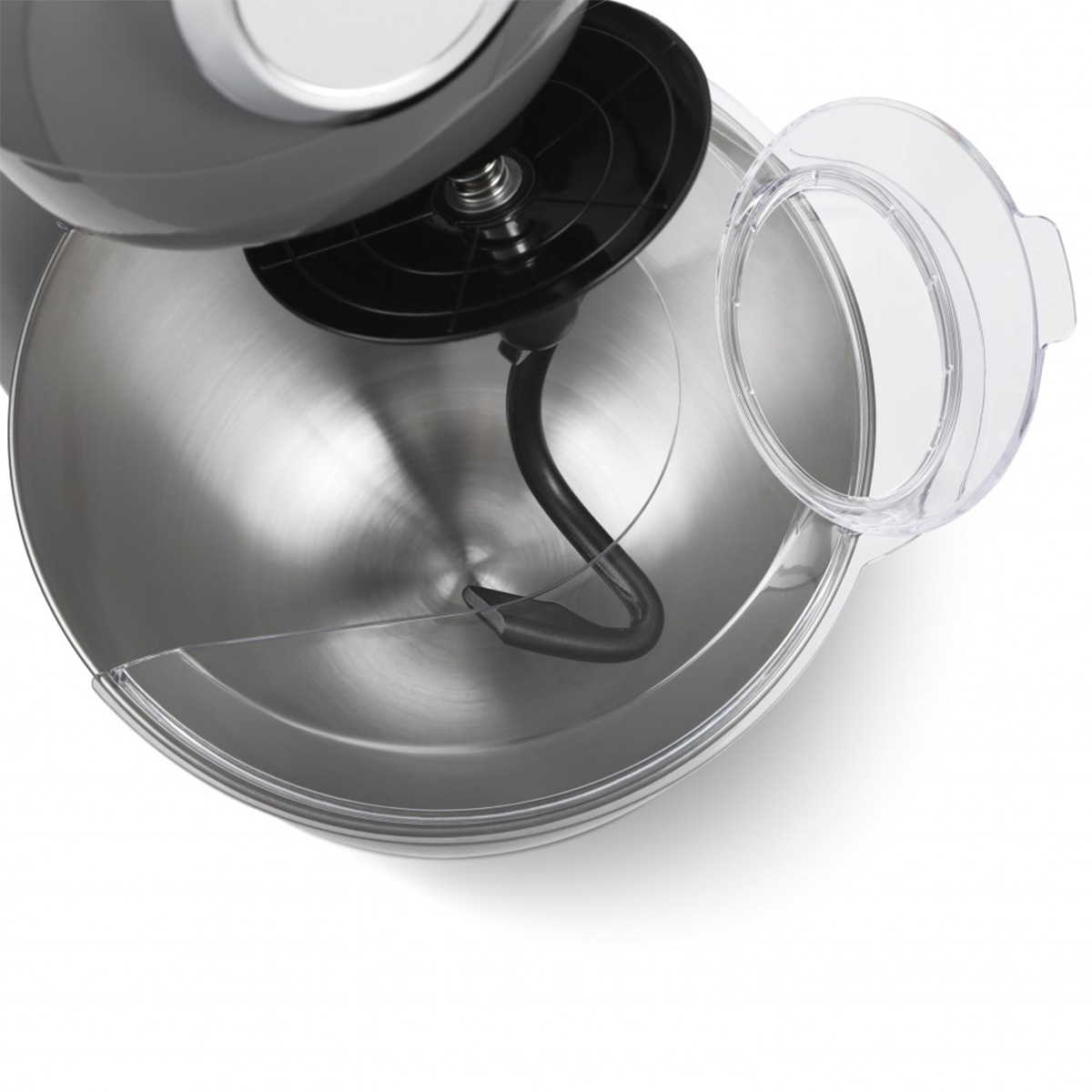 Batidora de cocina, vista superior. Bol de plata, detalles negros, protector antisalpicaduras transparente.