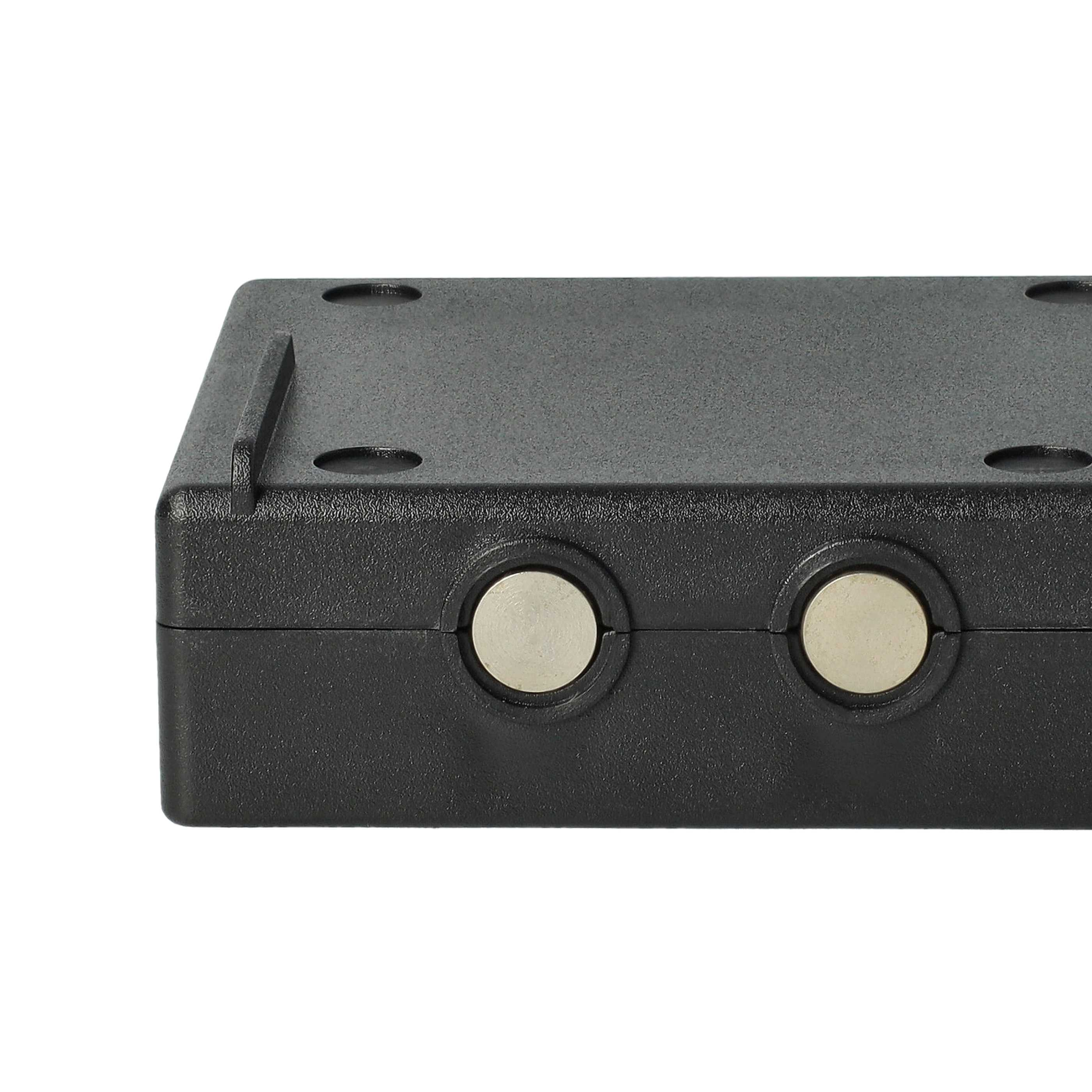 Eine schwarze rechteckige Box mit zwei silbernen Kreisen und Magneten. Weißer Hintergrund.