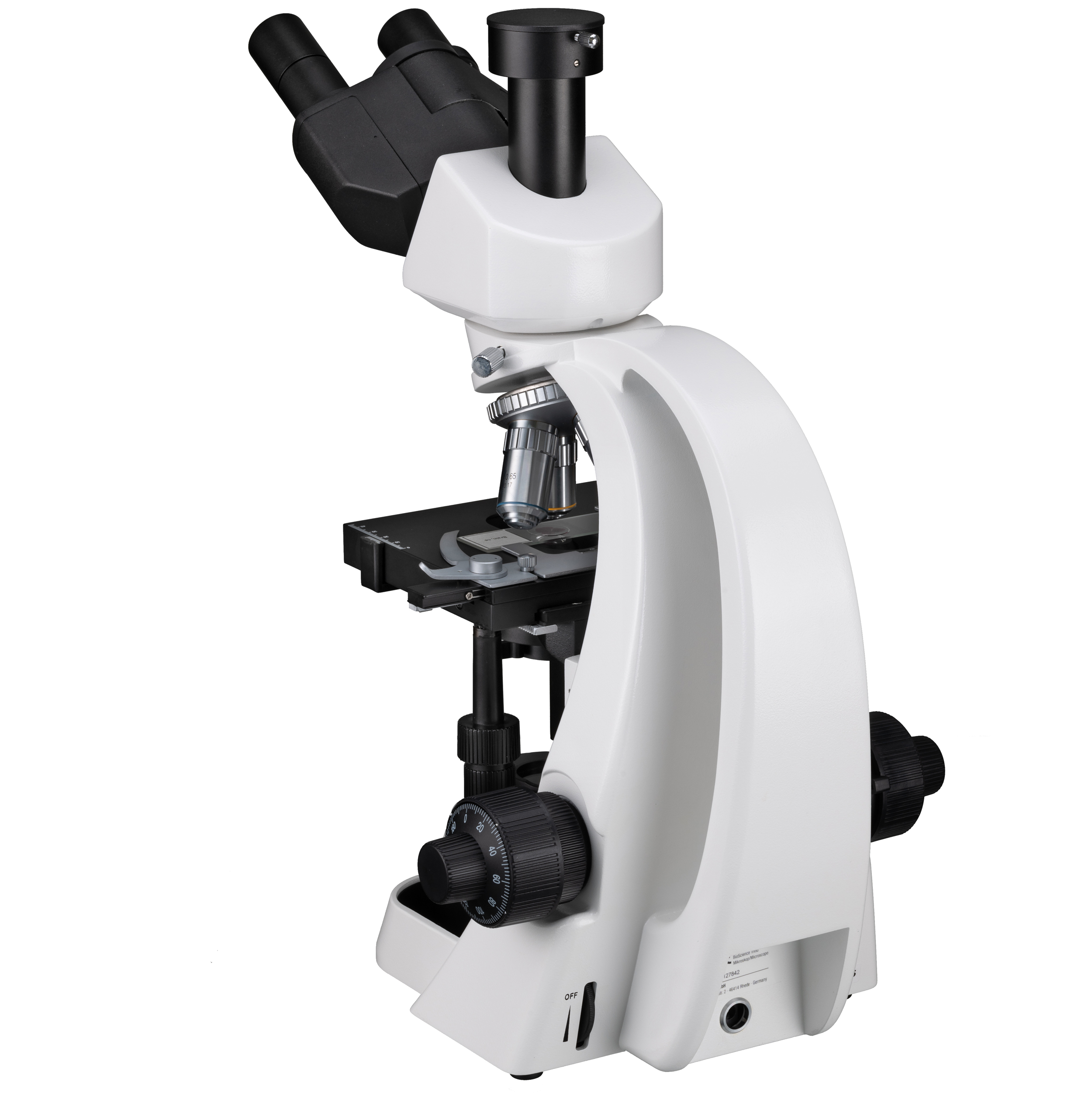 Microscopio blanco inclinado hacia un lado. Dos oculares en la parte superior.