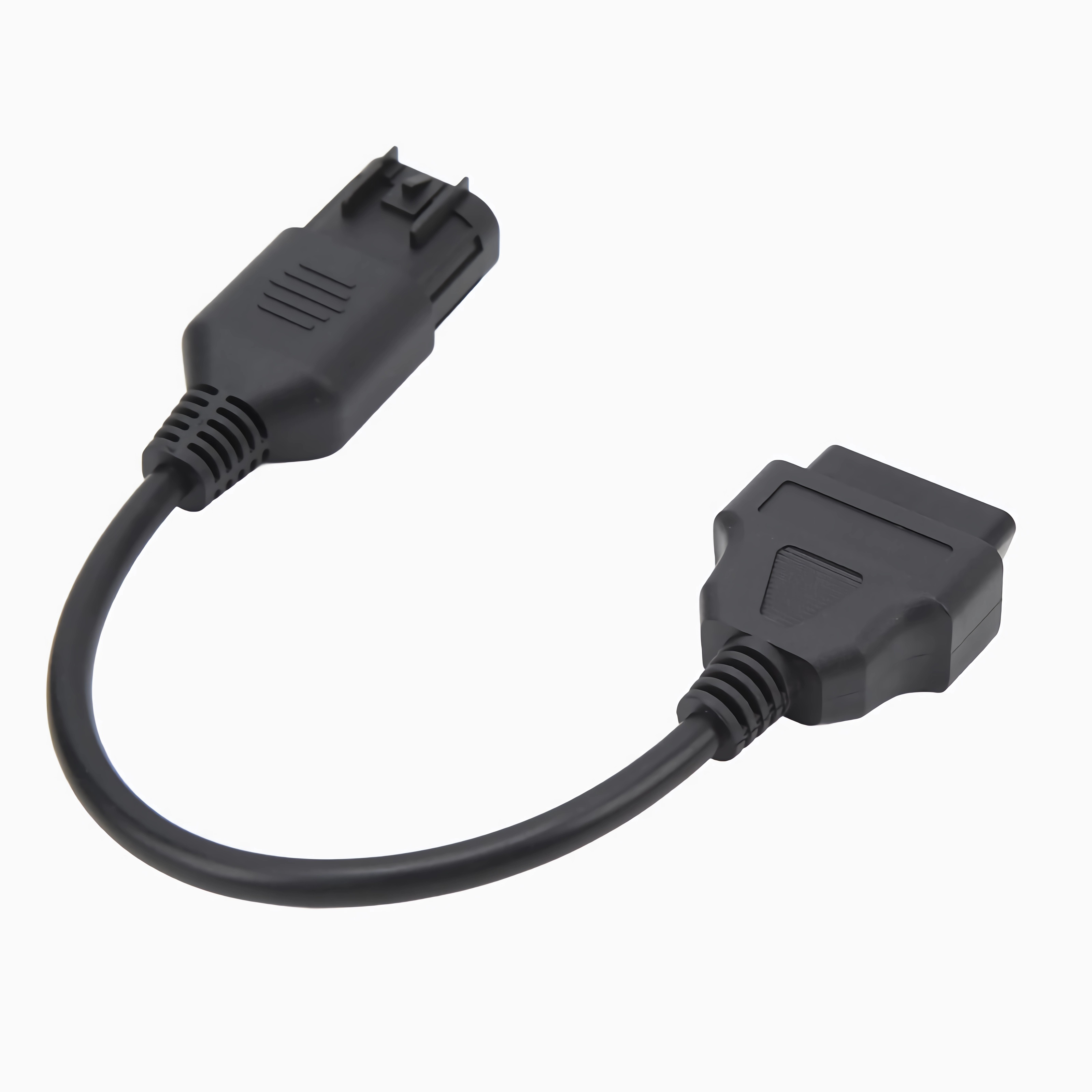 Schwarzes OBD2-Diagnosekabel mit zwei Steckern, einer L-förmig.
