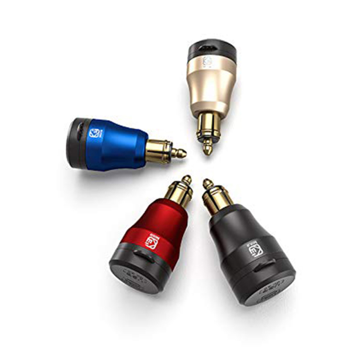 Vier Autoladeadapter in Blau, Rot, Gold und Schwarz. Jeder hat ein metallisches Finish und ein unverwechselbares Design.