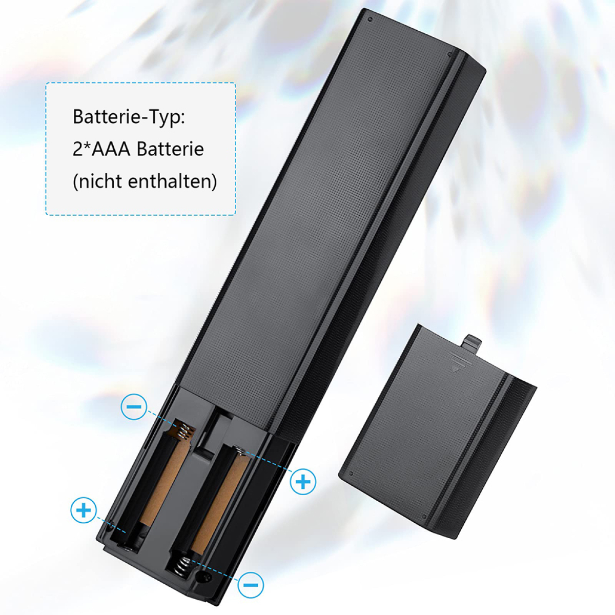 Eine Fernbedienung mit geöffnetem Batteriefach, das Batterien zeigt.