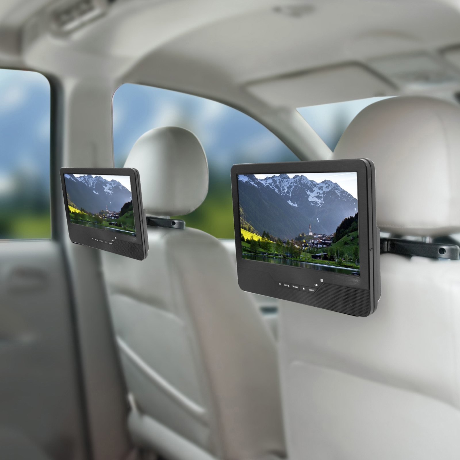 Dwa ekrany zagłówków samochodowych pokazujące krajobraz z górami i jeziorem.