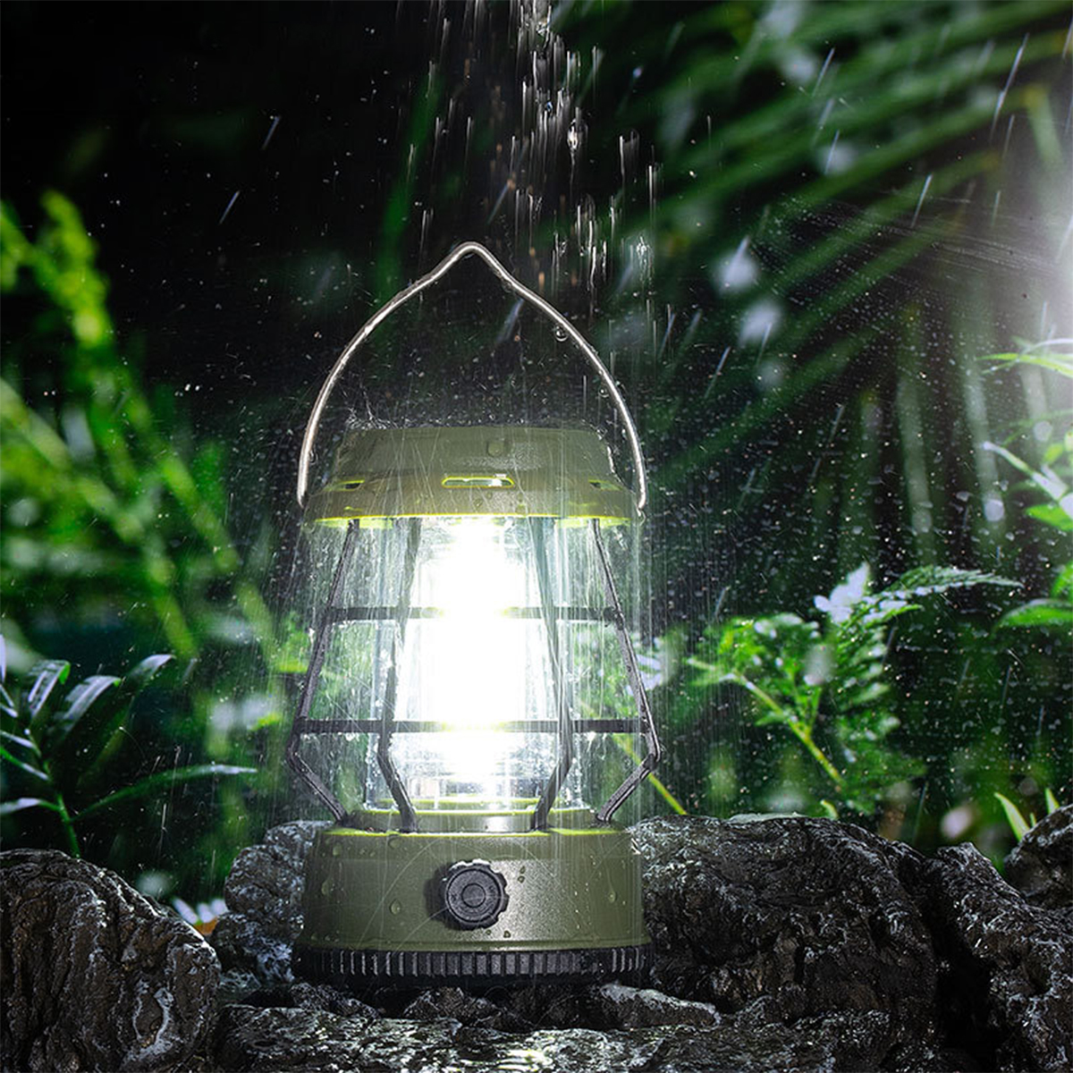 Grüne Laterne auf Felsen. Regen fällt. Grüner Hintergrund. Helles Licht aus der Laterne.