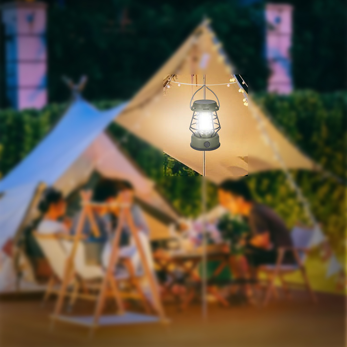 Laterne leuchtet auf einem Campingplatz in der Nacht. Menschen sitzen um einen Tisch.