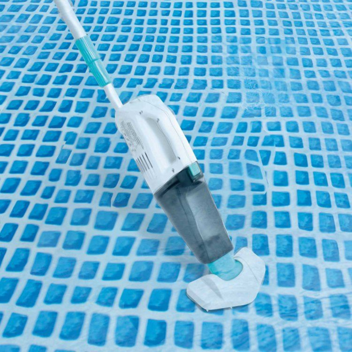 Biało-szary odkurzacz do basenu w basenie. Woda jest niebieska ze wzorem płytek.