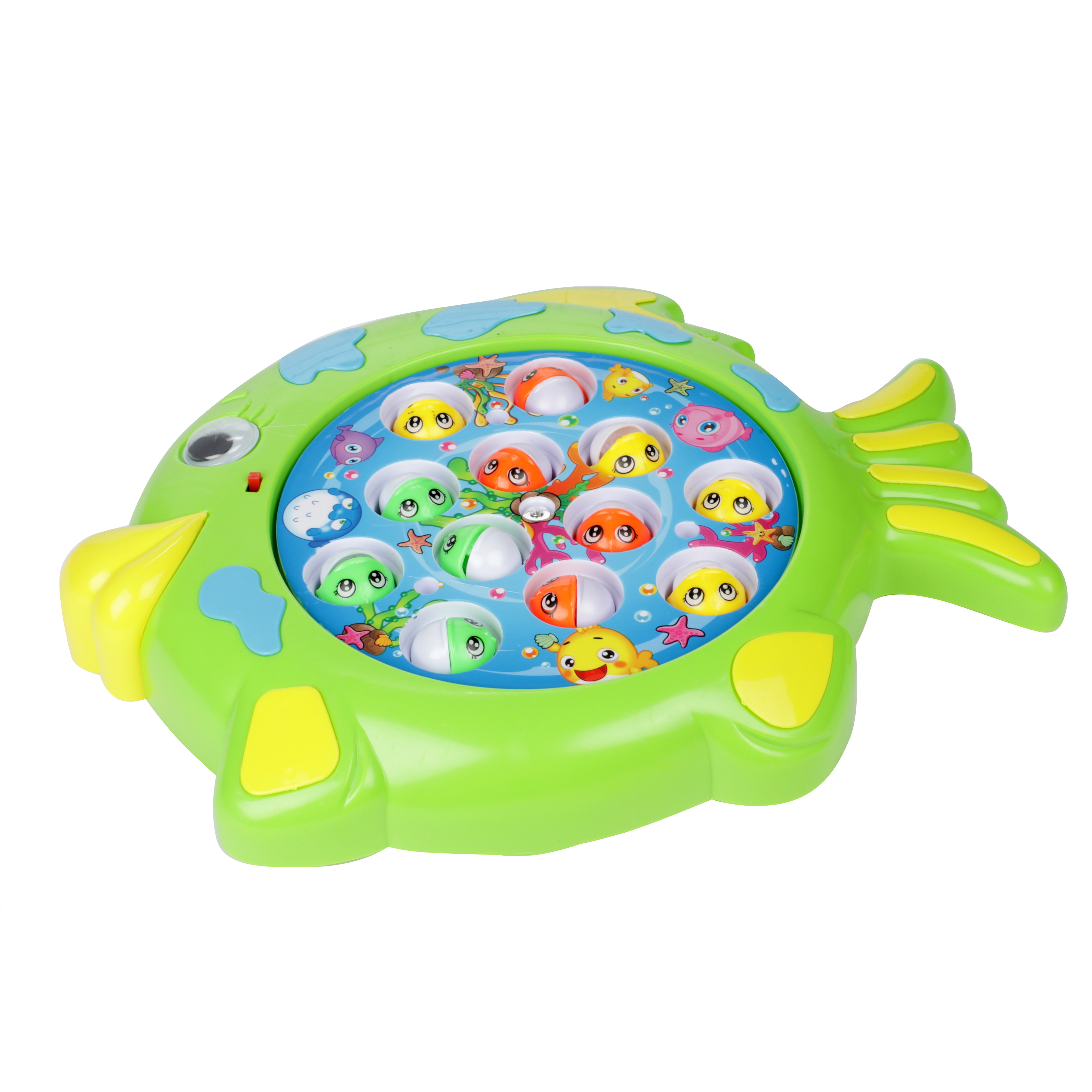 Ein grüner Spielzeugfisch mit bunten Fischen im Inneren. Das Spielzeug hat einen Griff. Der Hintergrund ist weiß.