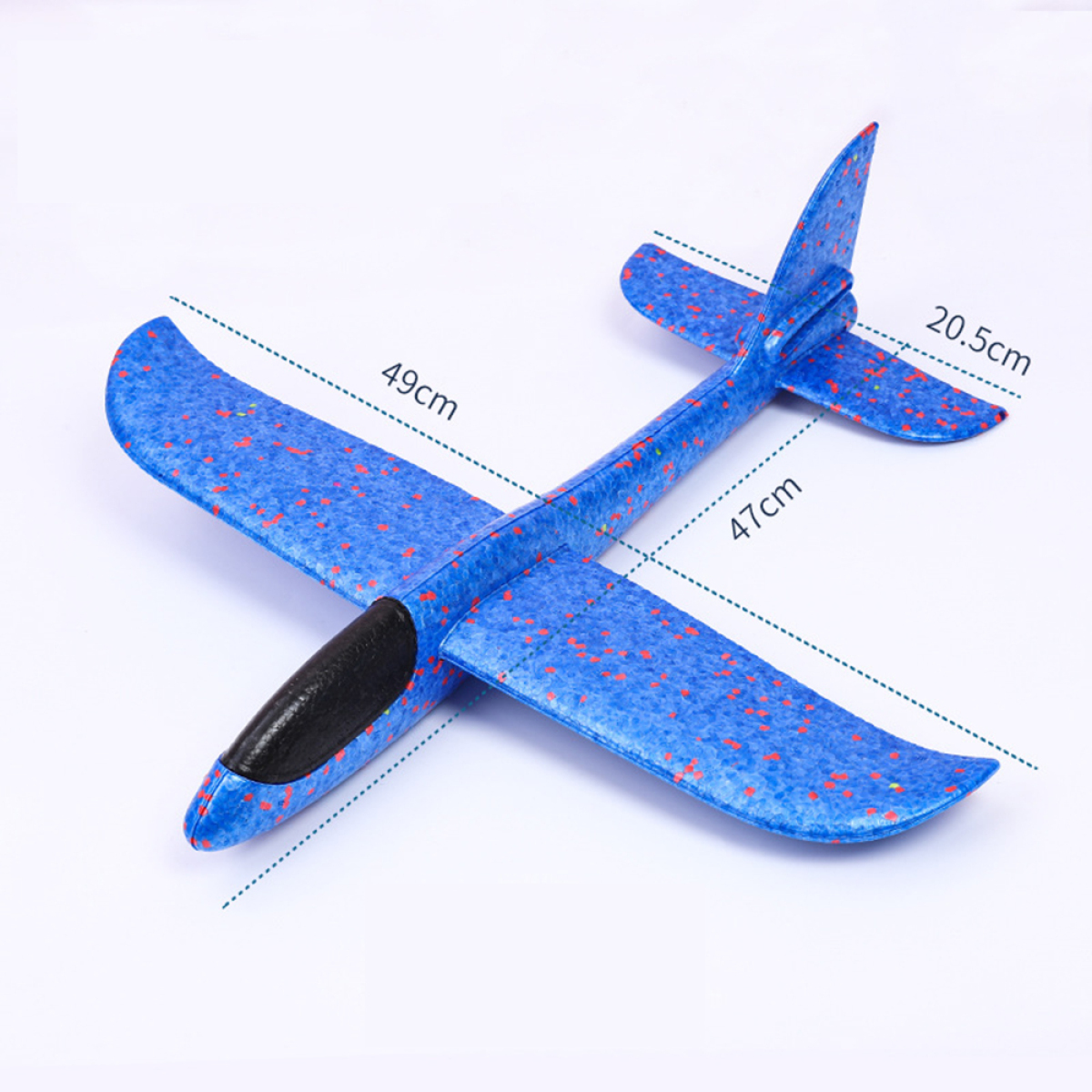 Blaues Schaumstoff-Flugzeugspielzeug mit roten Sprenkeln. Abmessungen markiert: 49 cm, 47 cm und 20,5 cm. Weißer Hintergrund.