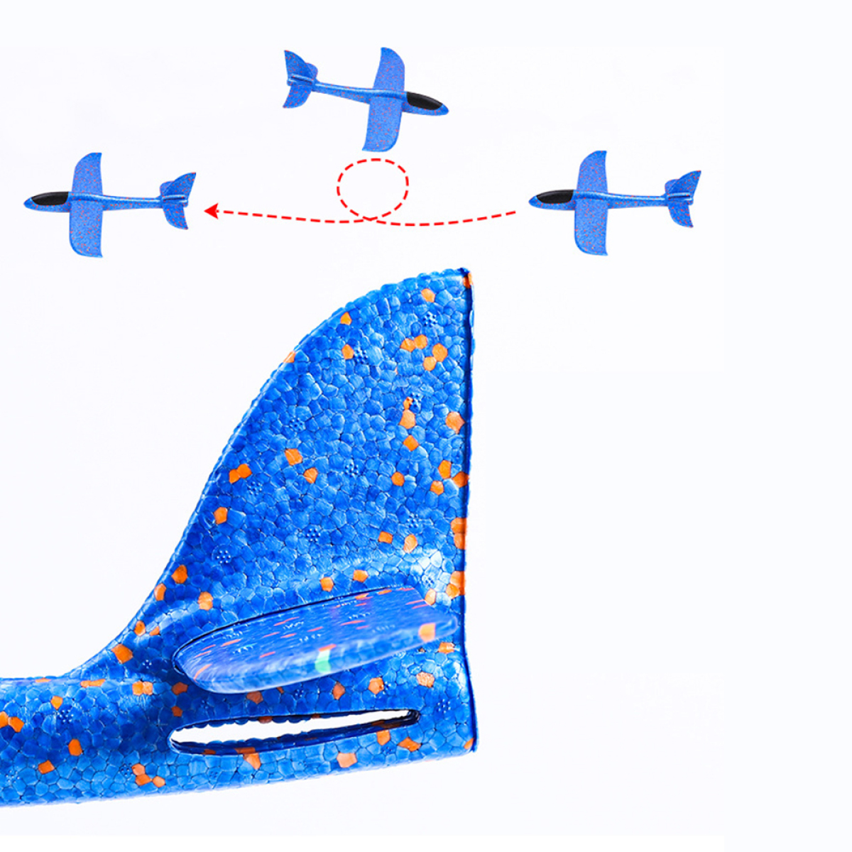 Drei blaue Spielzeugflugzeuge im Flug. Eines bewegt sich mit einer gestrichelten Linie nach rechts.