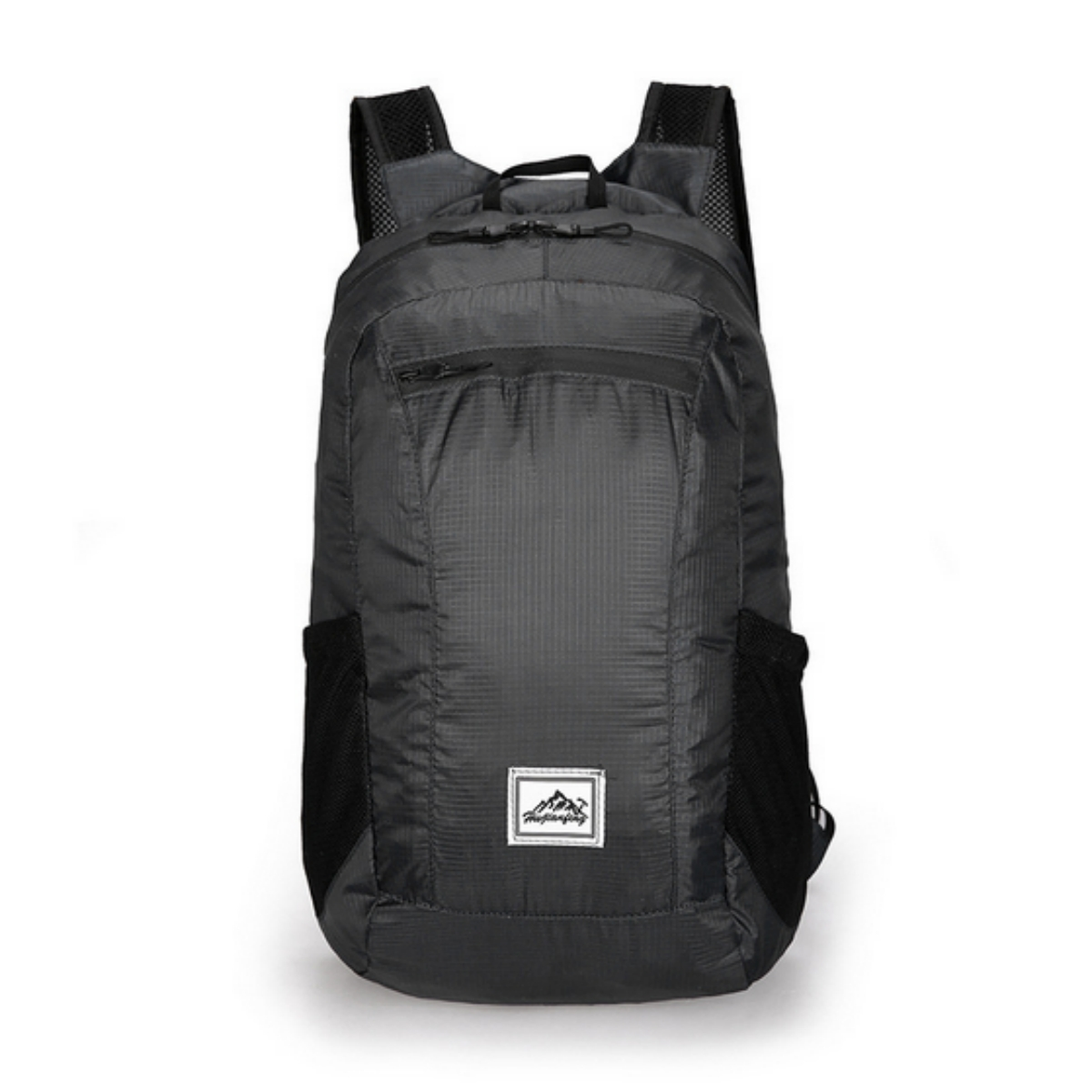 Schwarzer, faltbarer Rucksack mit Berglogo auf der Vorderseite. Er hat Netztaschen und eine Fronttasche.