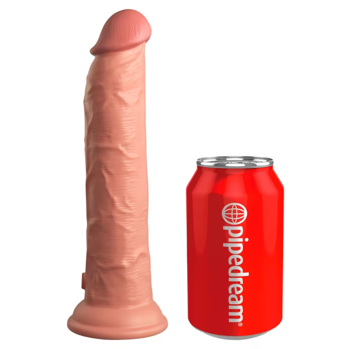 Ein großer, fleischfarbener Dildo steht neben einer roten Pipedream-Limonadendose. Der Dildo ist strukturiert und detailliert. Die Dose ist rot mit weißem Text.