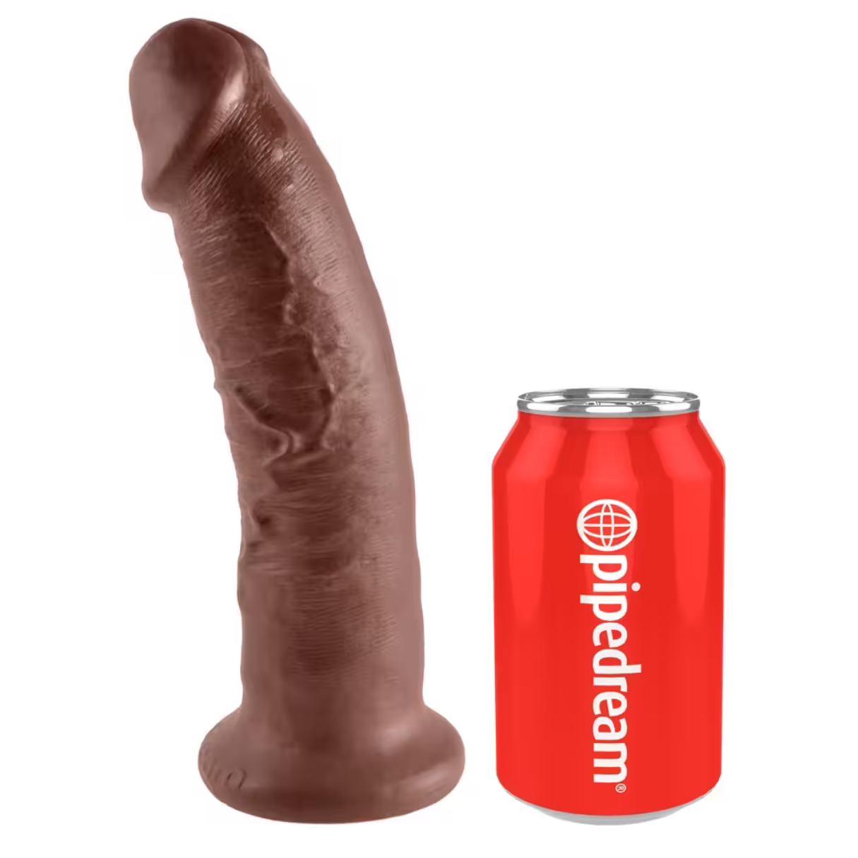 Ein brauner Dildo steht neben einer roten Pipedream-Dose. Der Dildo ist groß und phallisch. Die Dose ist zylindrisch mit weißem Text.