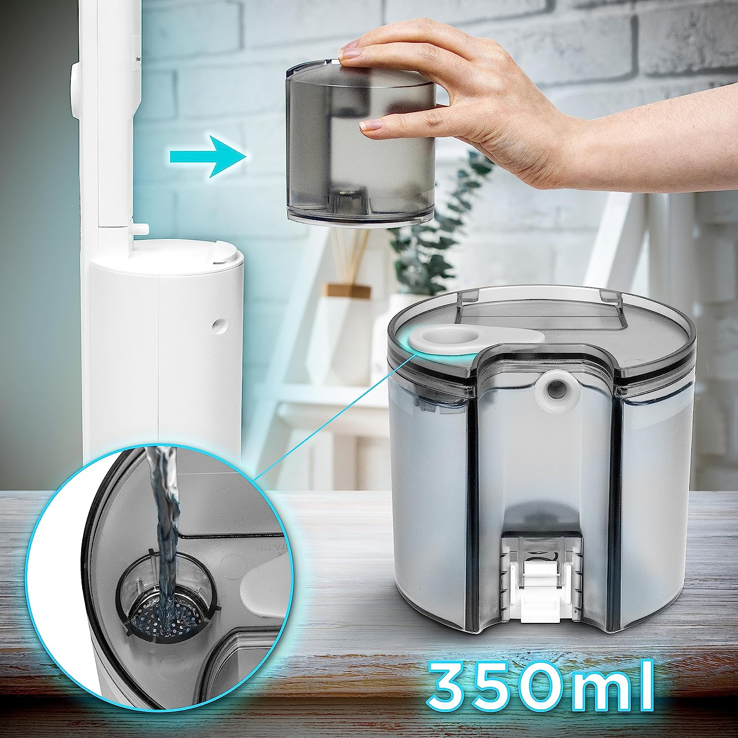 Una persona está montando una máquina de limpieza. La imagen destaca el depósito de agua y un detalle circular.