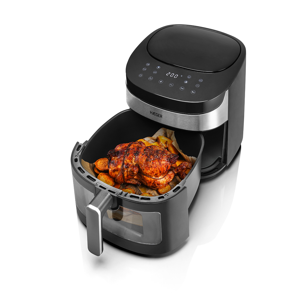 Friggitrice ad aria nera con pollo e patatine fritte all'interno. Sfondo bianco.