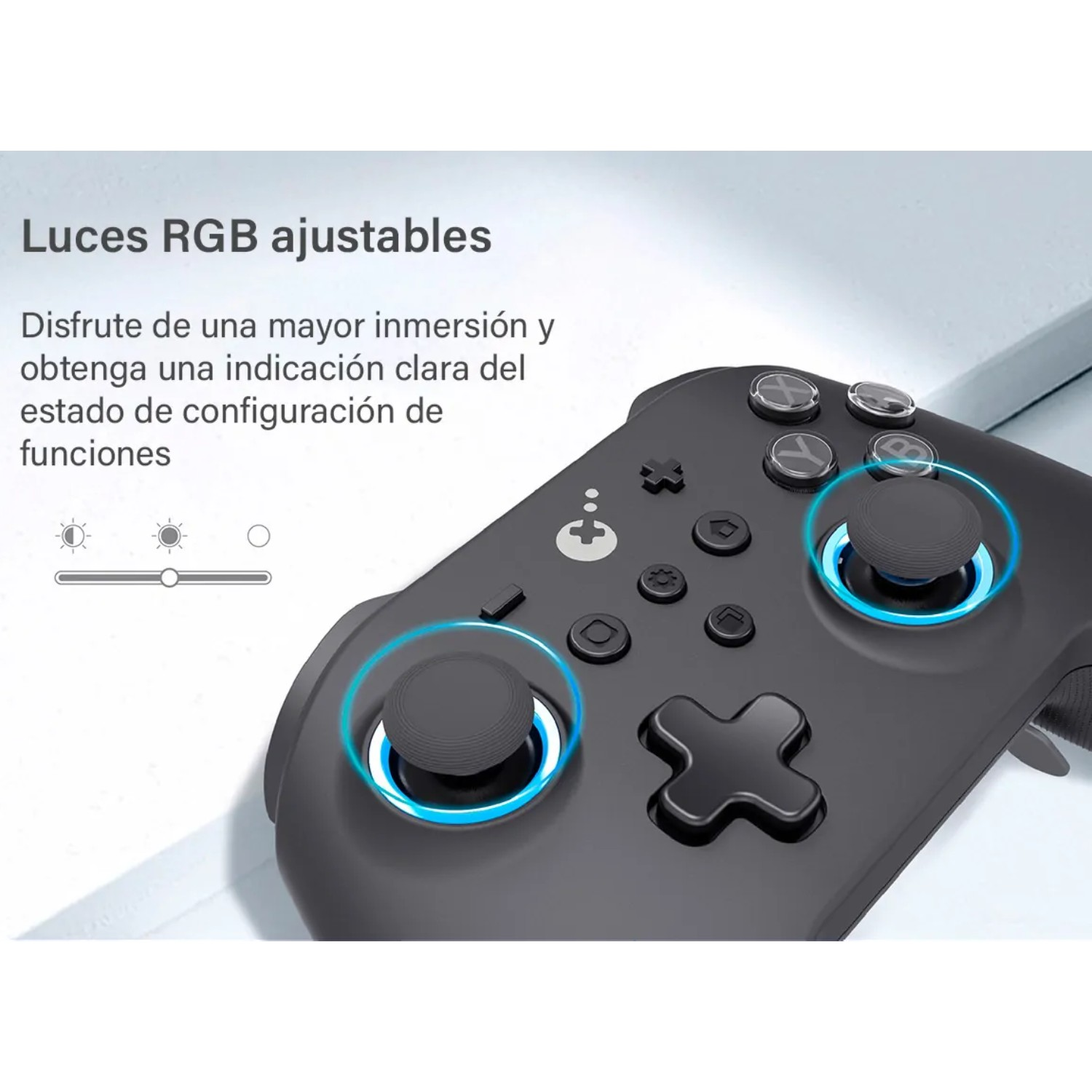 Mando de juego negro con luces RGB ajustables. Vista de cerca de los botones.