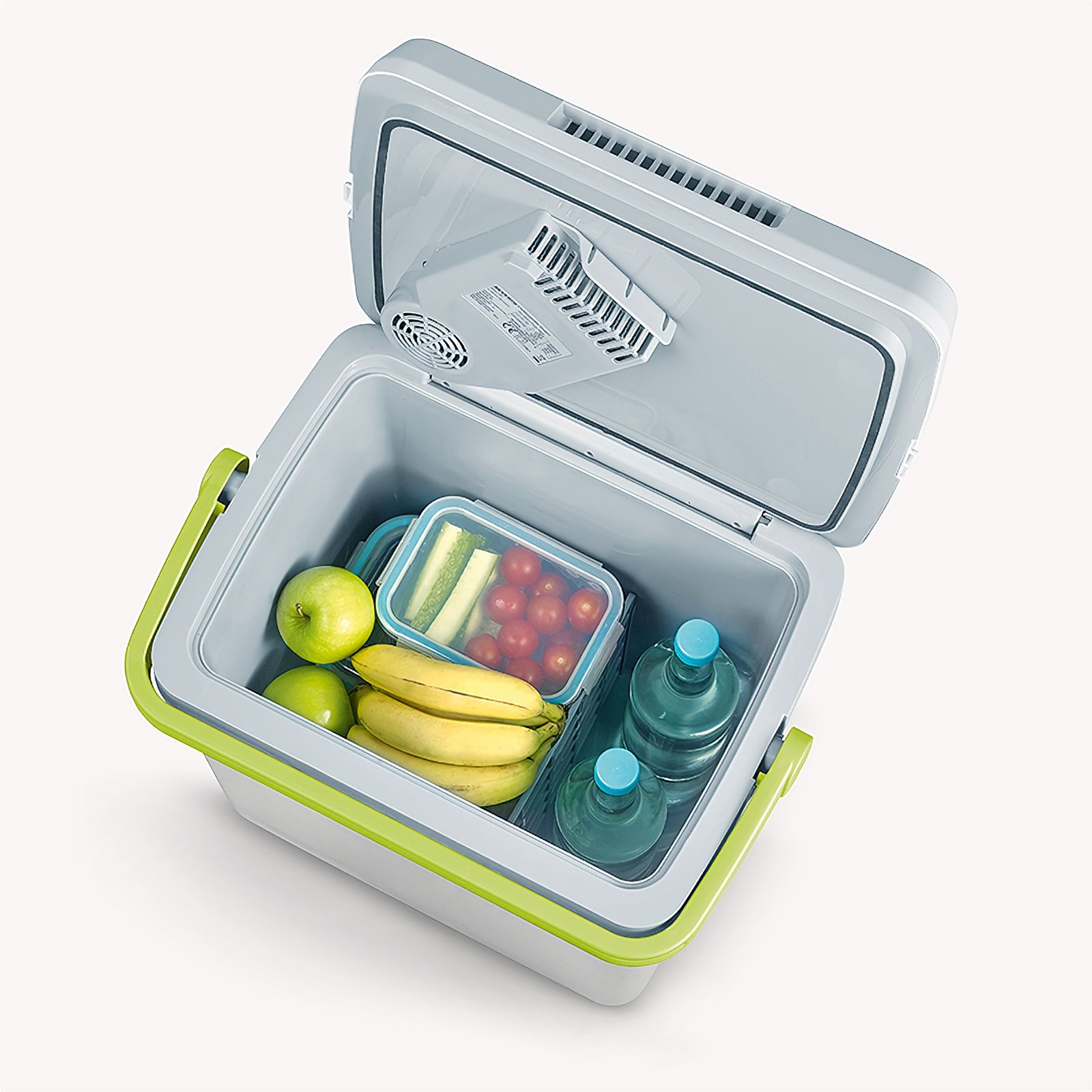 Otwarta lodówka wypełniona produktami spożywczymi: jabłkami, bananami, pomidorami i butelkami wody.