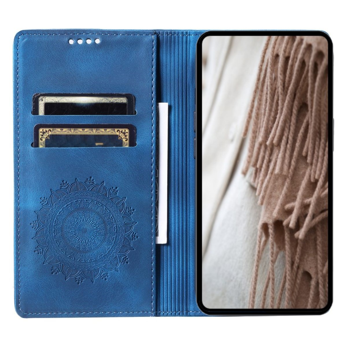 Eine blaue Brieftasche, geöffnet mit einem Telefon, das ein Schalbild zeigt. Mandala-Design auf der linken Seite.