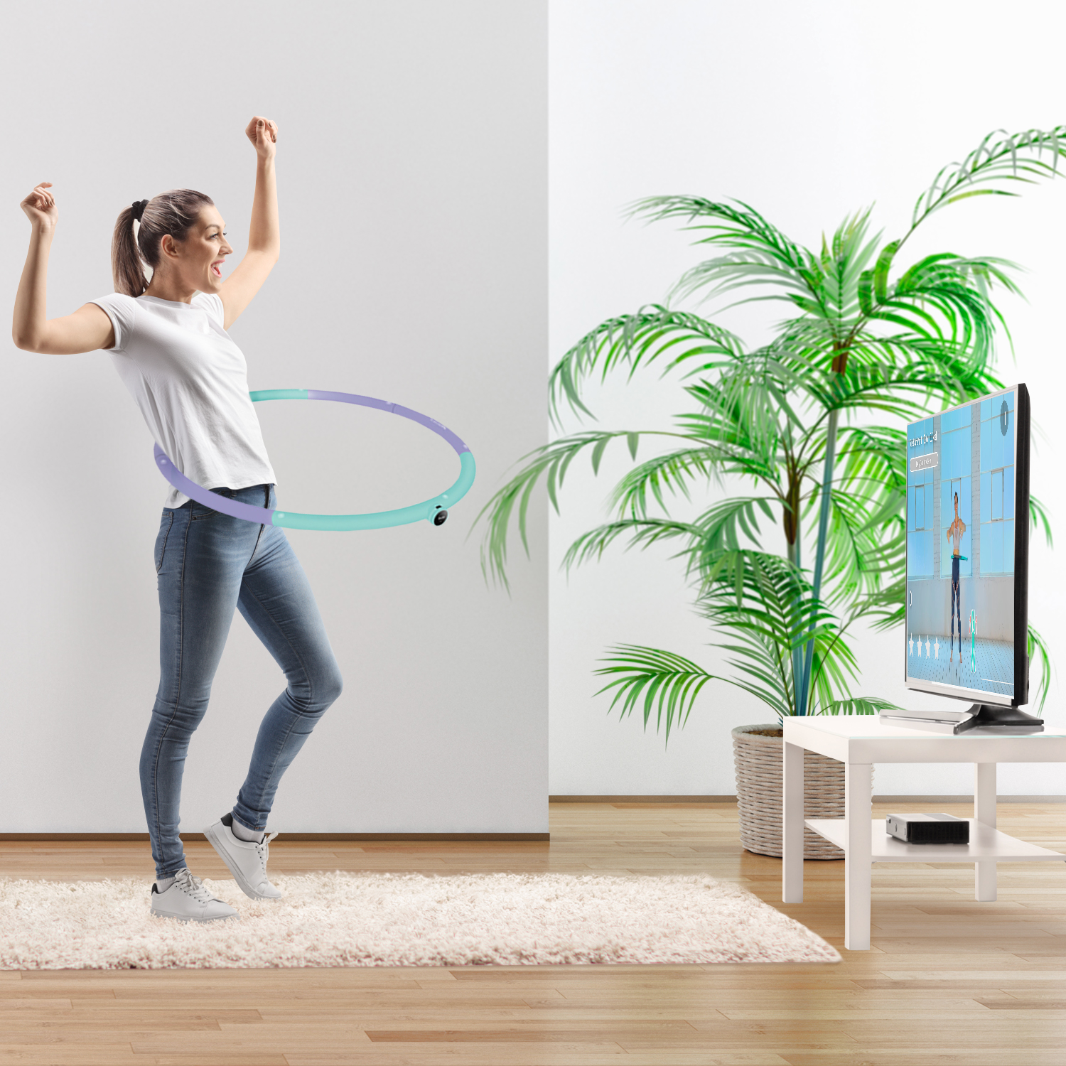 Eine Frau benutzt einen Hula-Hoop-Reifen. Im Hintergrund sind ein Fernseher und eine Pflanze zu sehen.