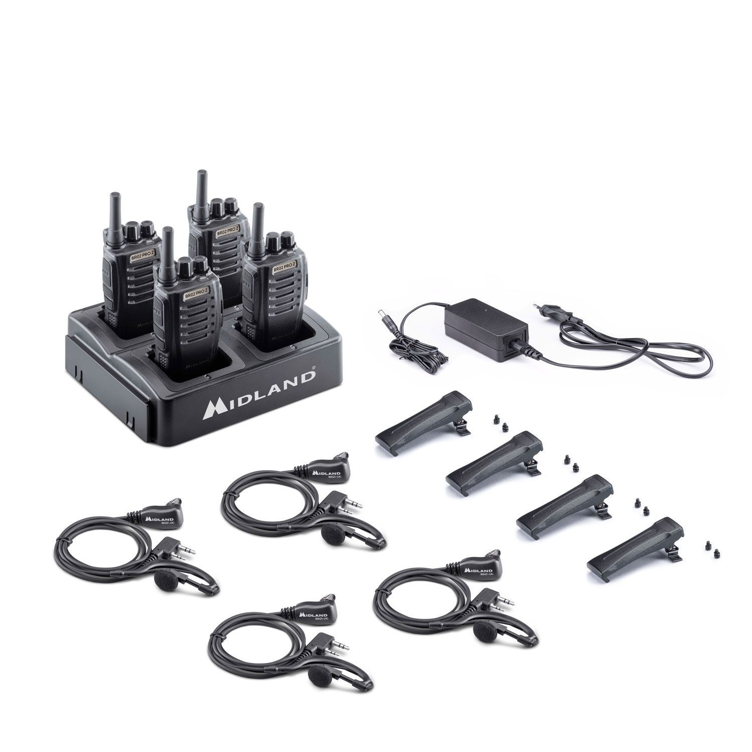 Cuatro walkie-talkies negros en un cargador. Accesorios incluyen auriculares, clips y fuente de alimentación. Fondo blanco.