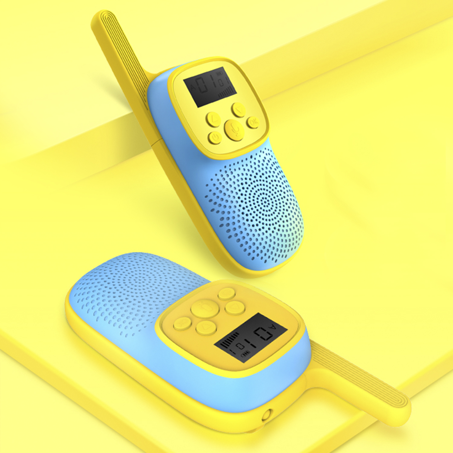 Dos walkie-talkies azules y amarillos sobre una superficie amarilla. Ambos tienen pantallas.