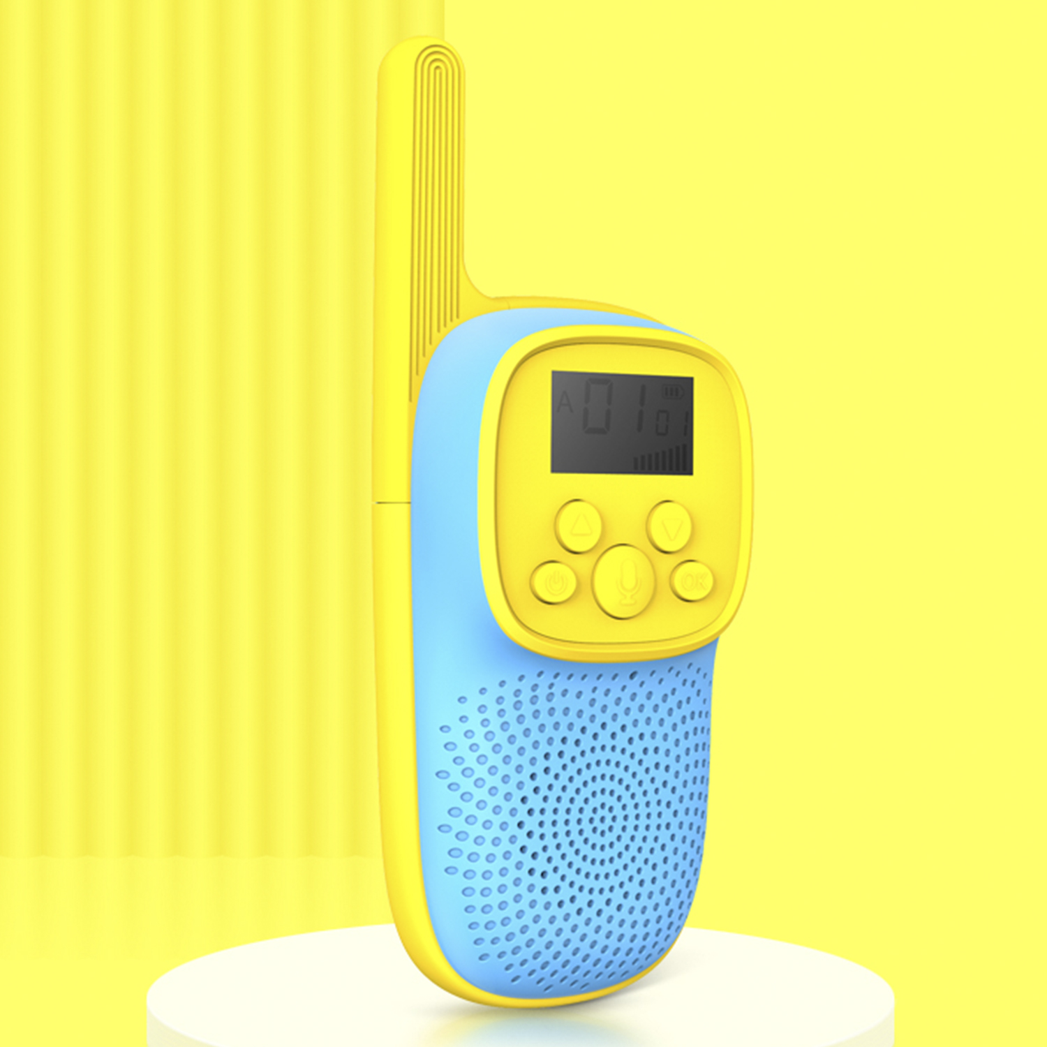 Walkie-talkie azul y amarillo sobre fondo amarillo. Tiene botones y una pantalla.
