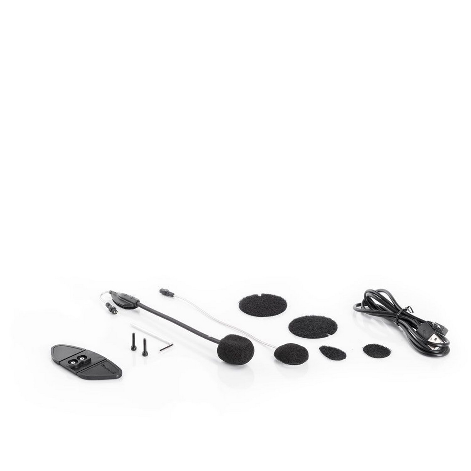 Widok z góry na elementy systemu komunikacji kasku motocyklowego, w tym mikrofon, płytę montażową i kabel USB, na białym tle.