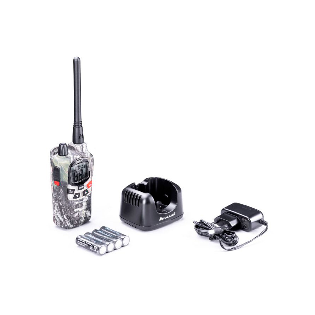 Un walkie-talkie, cargador, baterías y adaptador de corriente sobre blanco.
