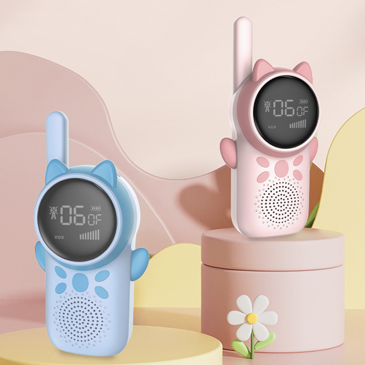 Dos walkie-talkies infantiles, azul y rosa, con diseños de orejas de gato y pantallas digitales.