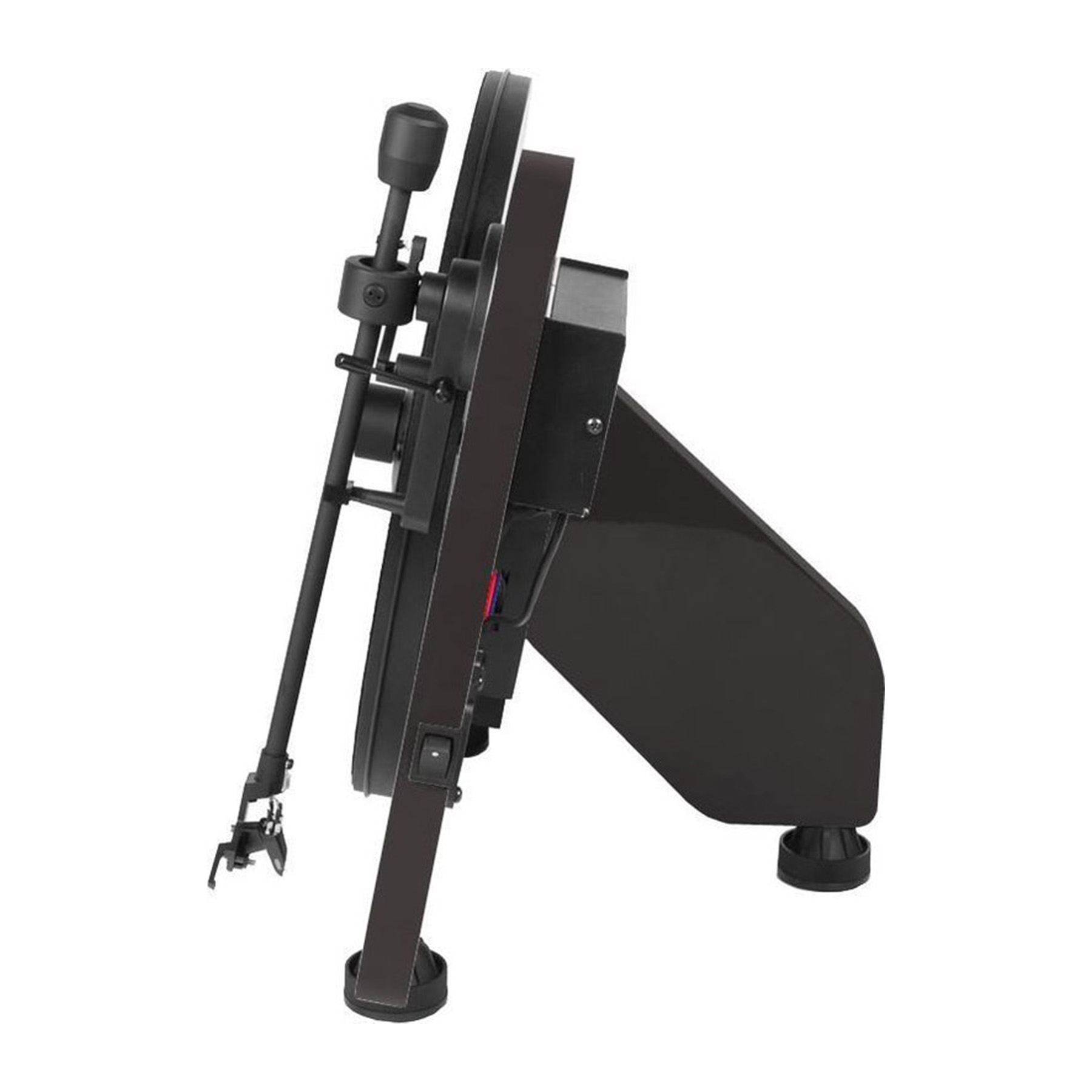 Zwarte machine met een lange arm en een aangebouwd onderdeel. Het staat op een witte achtergrond.