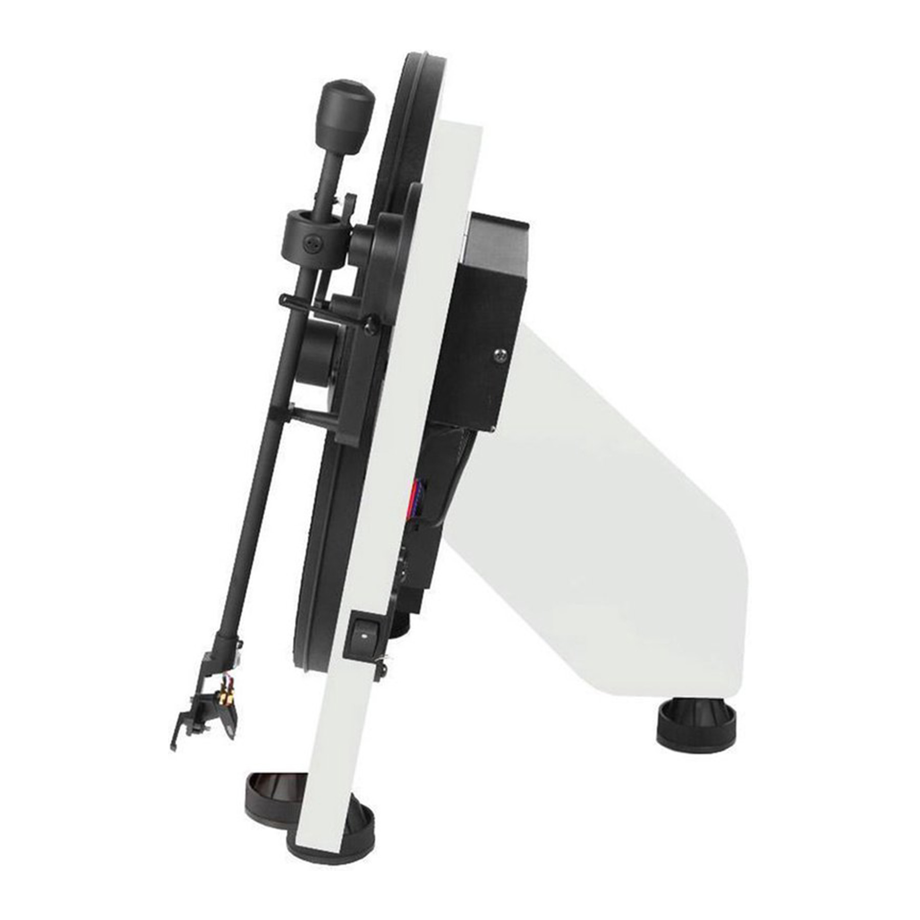 Gramofon z boku. Jest biało-czarny z czarnym ramieniem i białą podstawą.