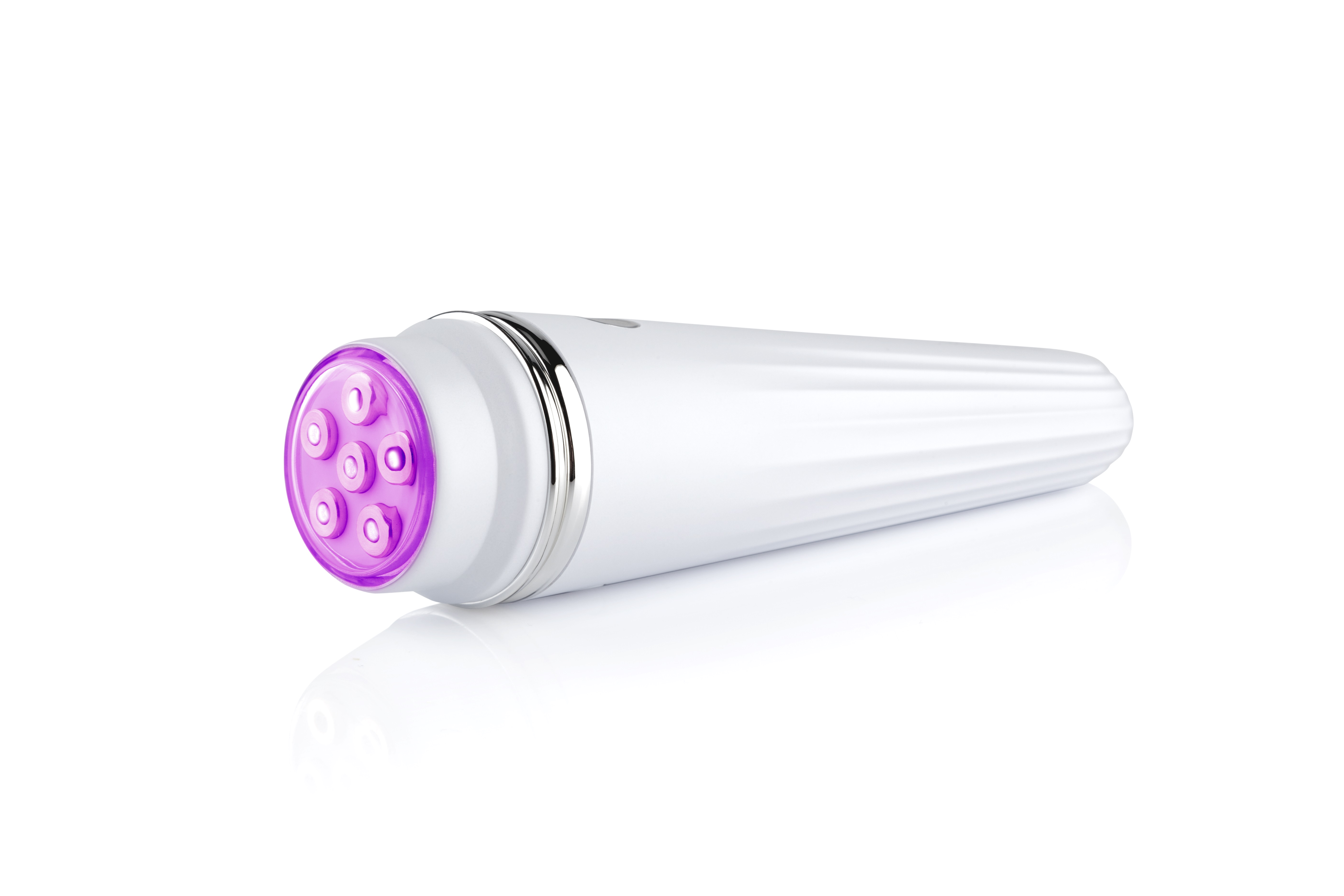 Weißes Schönheitsgerät mit violetten Lichtemittern. Es ist auf weißem Hintergrund.
