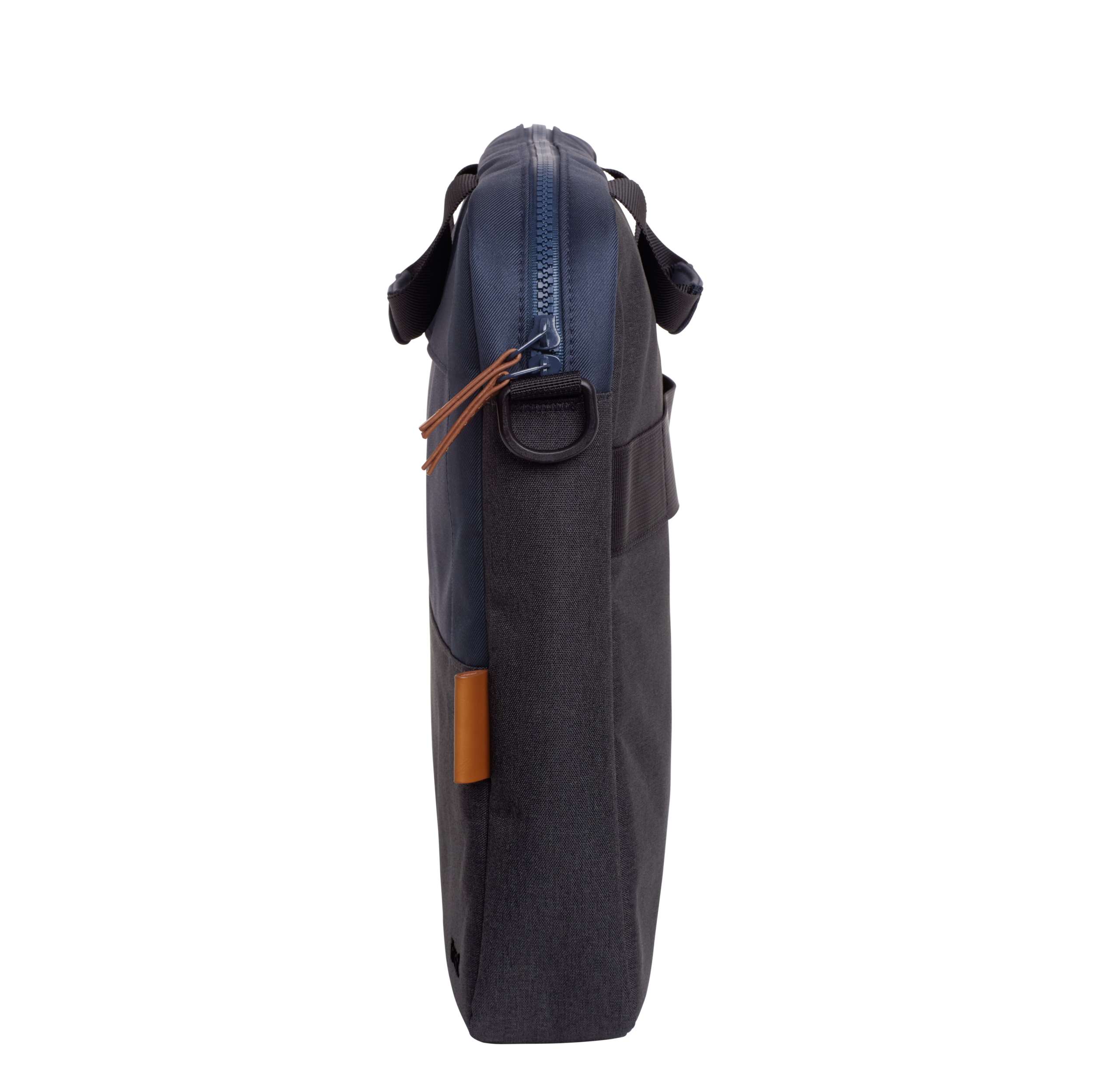 Profilo laterale di una borsa per laptop nera con cerniera blu navy ed etichetta marrone.