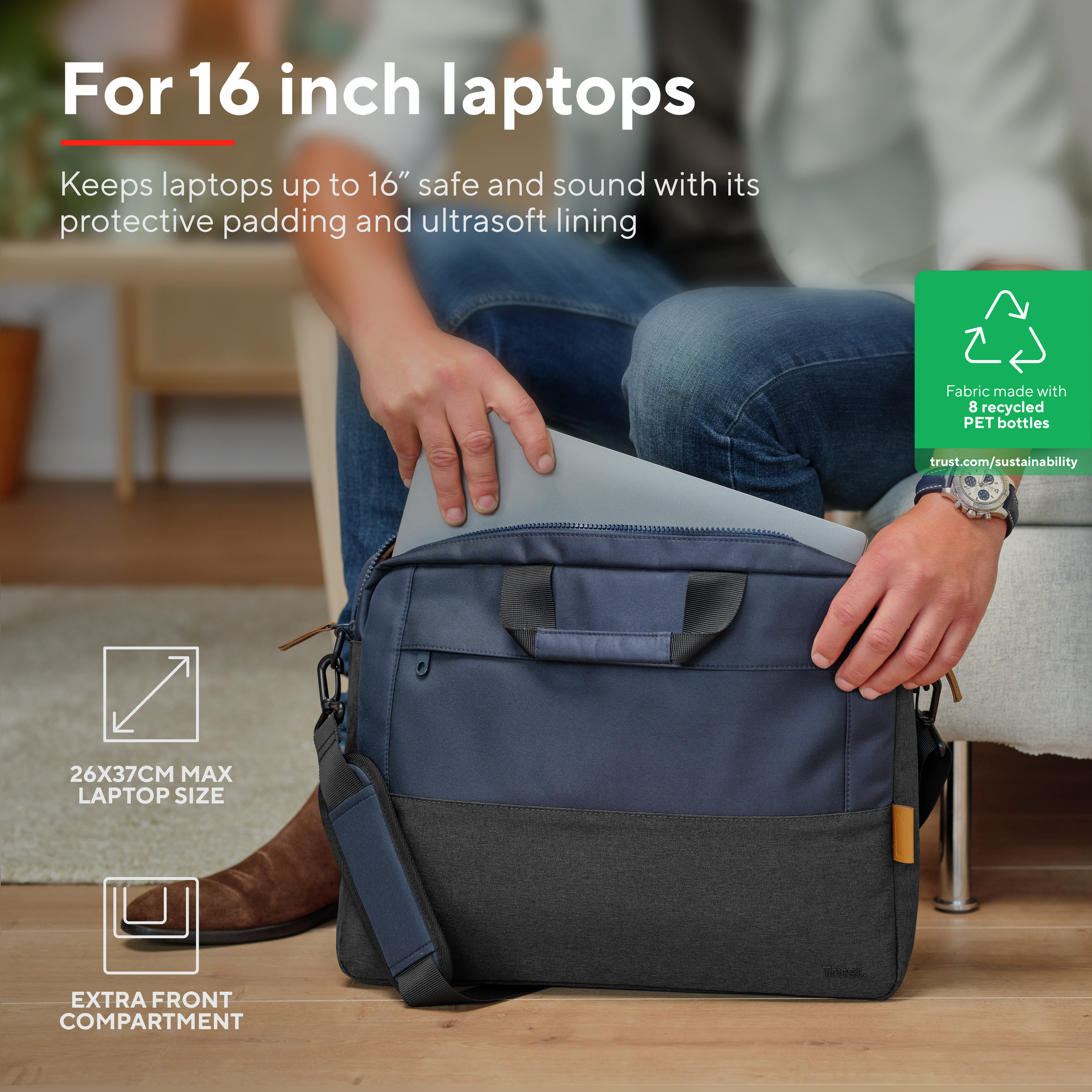 Un uomo mette un laptop in una borsa per laptop blu navy e grigia. Testo: 'Per laptop da 16 pollici'.