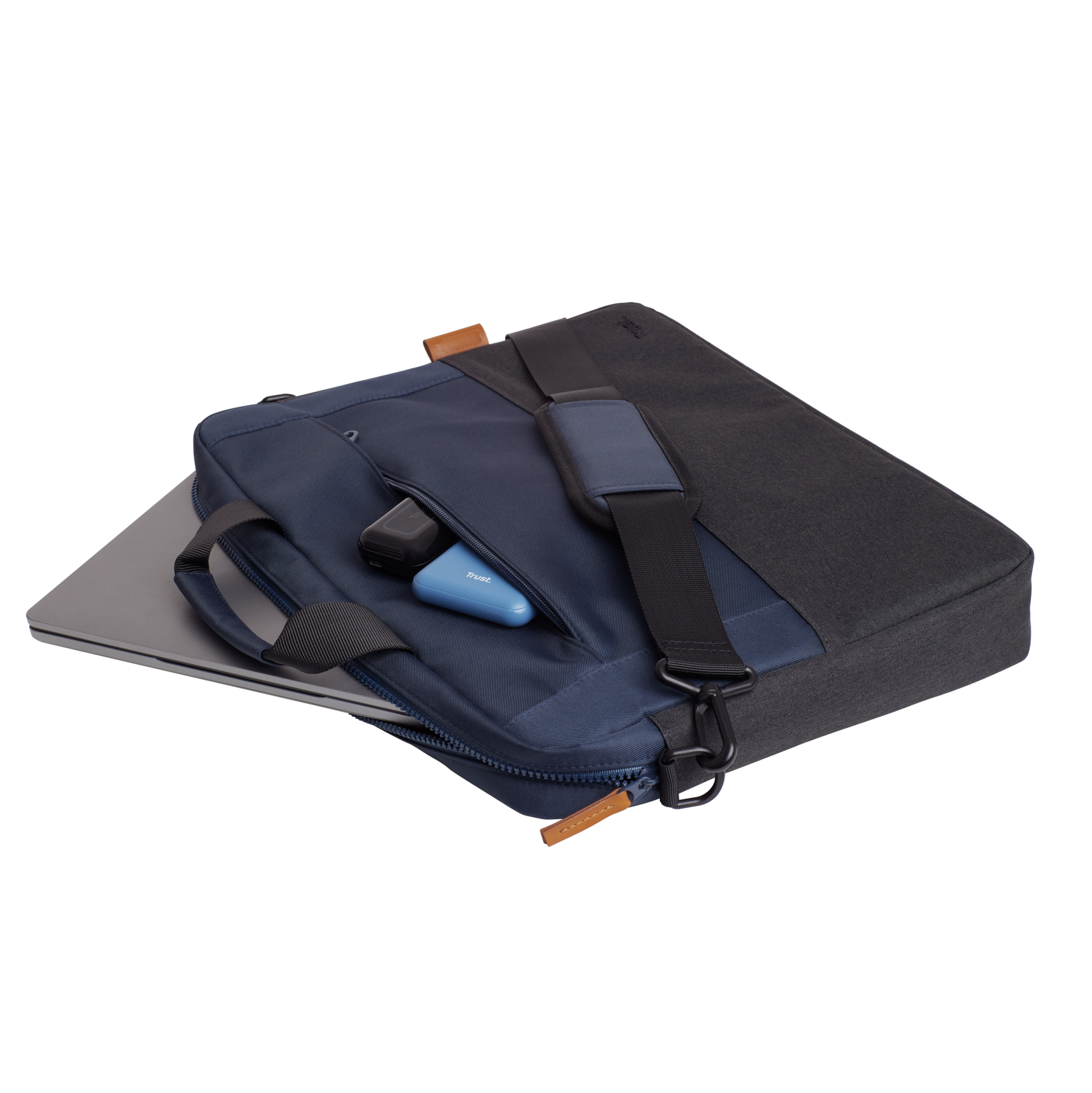 Un laptop all'interno di una borsa per laptop blu navy e grigia. Un dispositivo blu e una penna sono nella tasca anteriore.