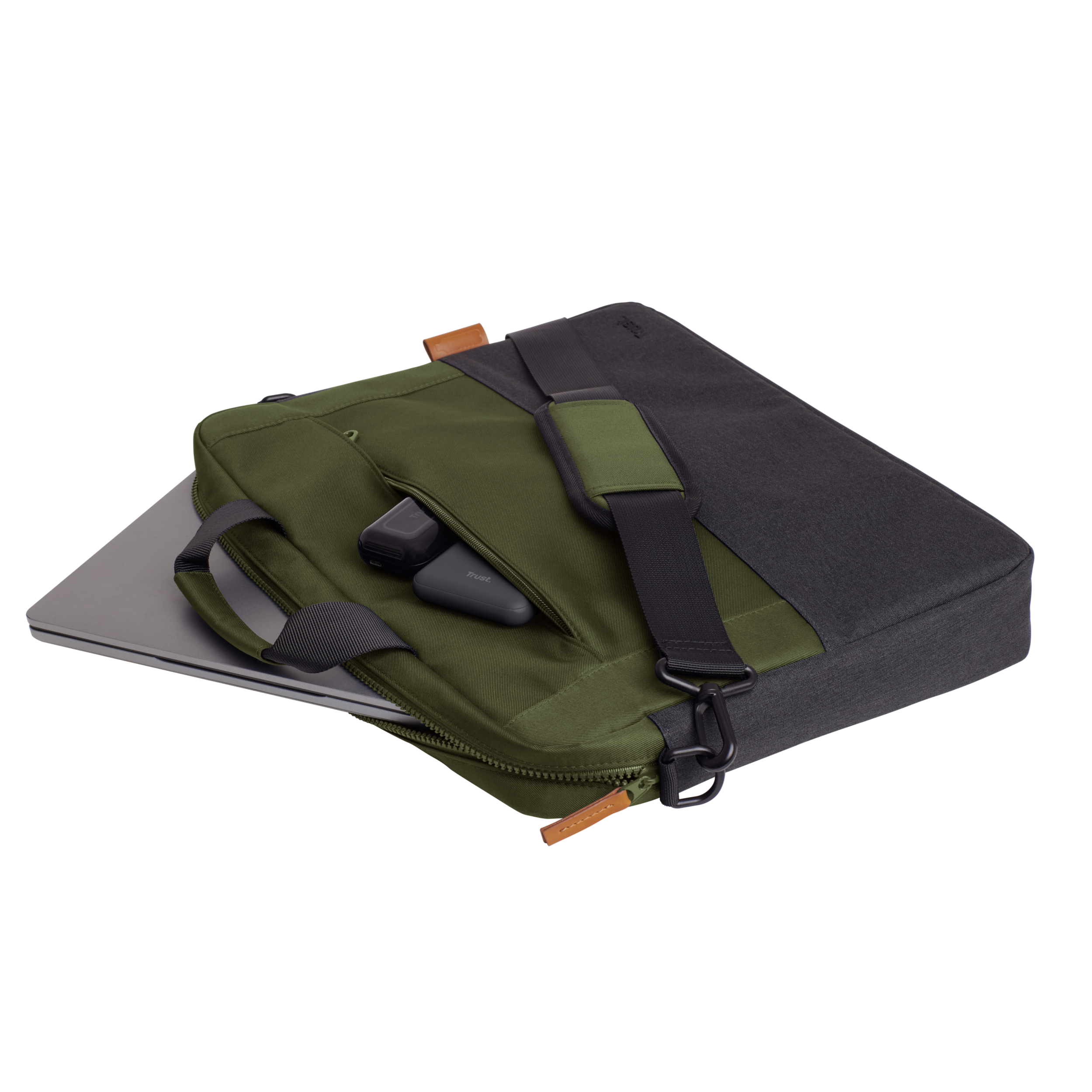 Una borsa per laptop verde e grigia, aperta, con un laptop e altri oggetti all'interno su sfondo nero.