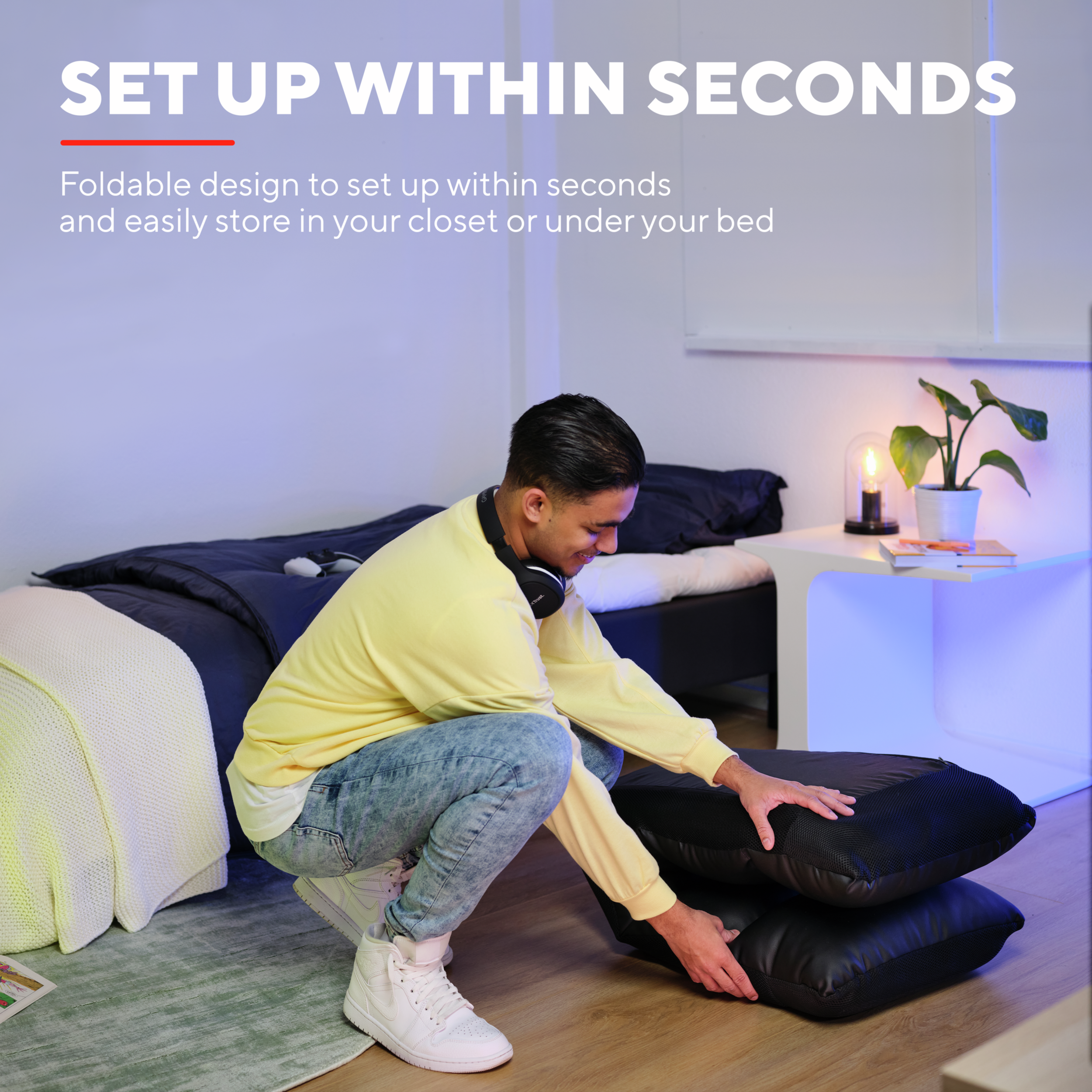 Mężczyzna ustawia czarne poduszki na łóżku; tekst mówi Ustaw w kilka sekund.