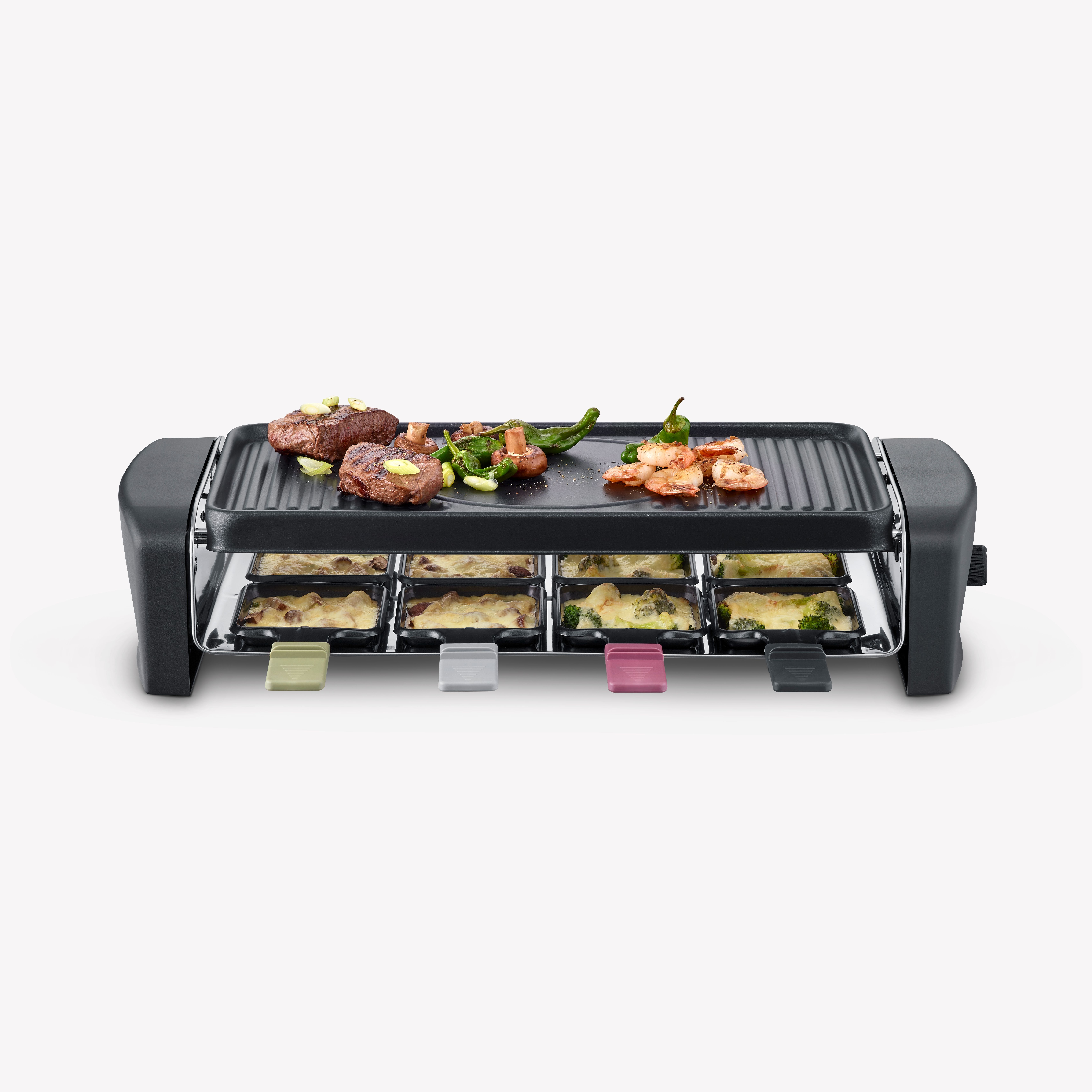 Parrilla raclette con varios ingredientes en las bandejas, lista para cocinar.