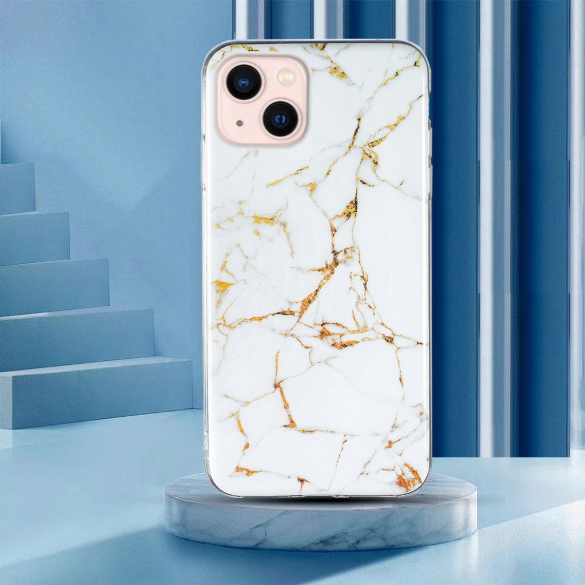 Weißes iPhone-Case mit Marmordesign, Goldadern, auf Marmorständer.