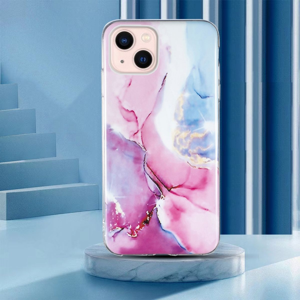 Eine Handyhülle mit Marmordesign, rosa und blau. Sie steht auf einem runden Ständer. Der Hintergrund ist blau.